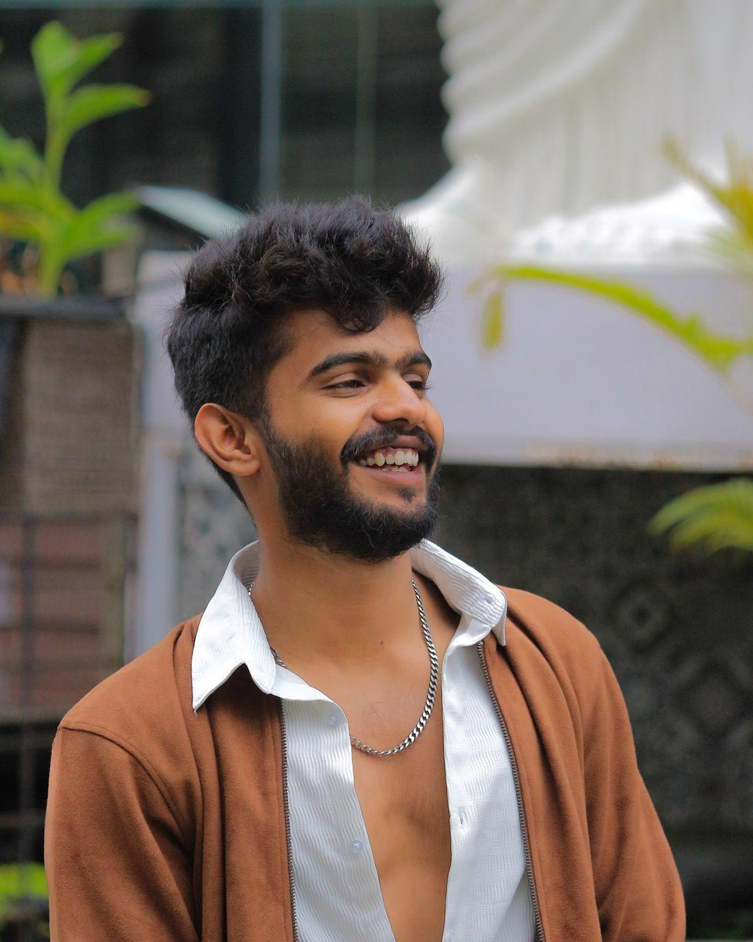 System.Collections.Generic.List`1[BluePillow.Application.SearchEngine.Dto.PhotoDto]?.ElementAt(2)?.Caption