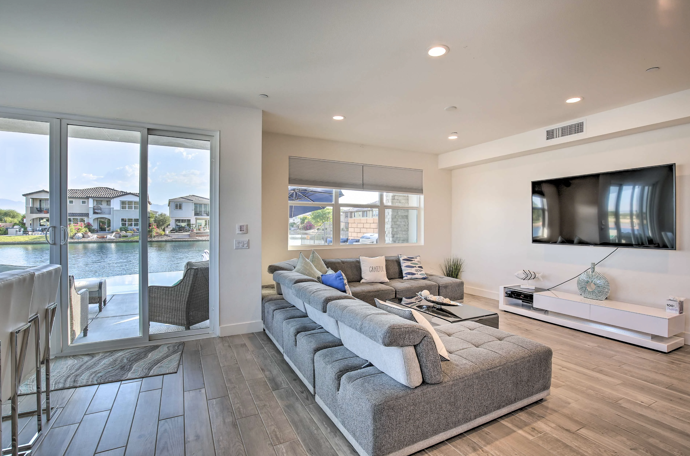 System.Collections.Generic.List`1[BluePillow.Application.SearchEngine.Dto.PhotoDto]?.ElementAt(3)?.Caption