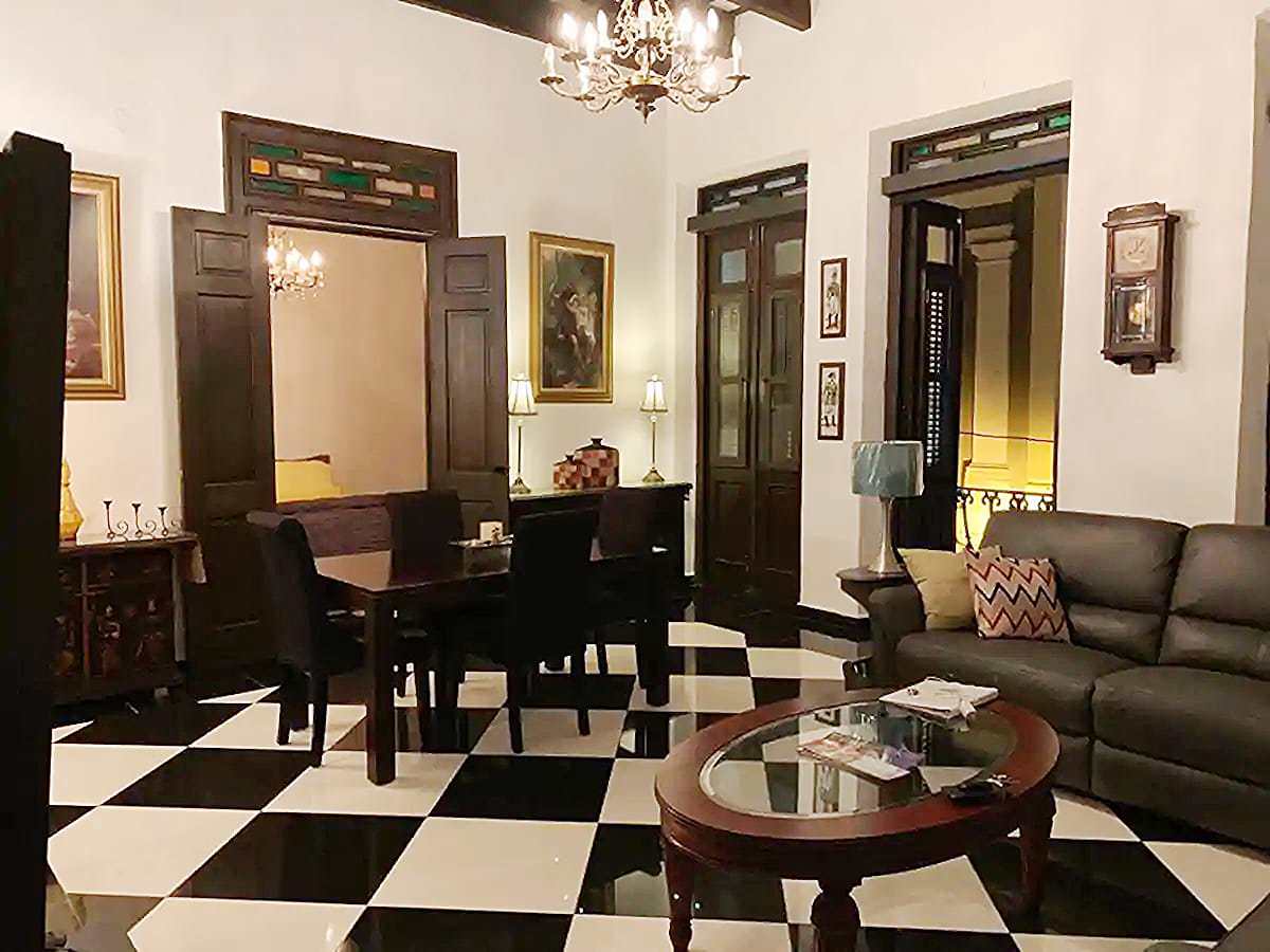 System.Collections.Generic.List`1[BluePillow.Application.SearchEngine.Dto.PhotoDto]?.ElementAt(0)?.Caption