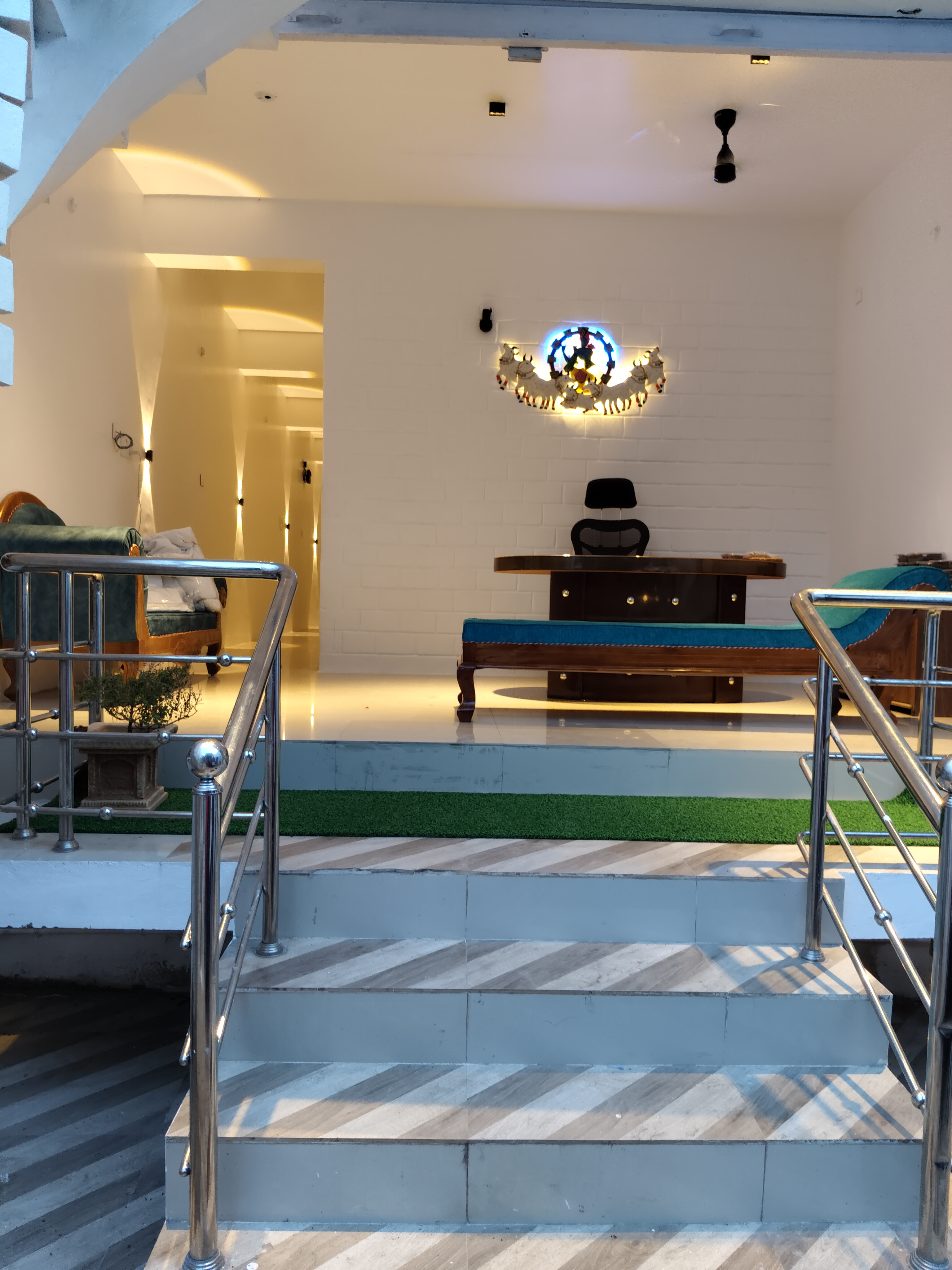 System.Collections.Generic.List`1[BluePillow.Application.SearchEngine.Dto.PhotoDto]?.ElementAt(1)?.Caption