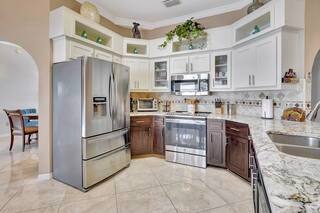 System.Collections.Generic.List`1[BluePillow.Application.SearchEngine.Dto.PhotoDto]?.ElementAt(3)?.Caption