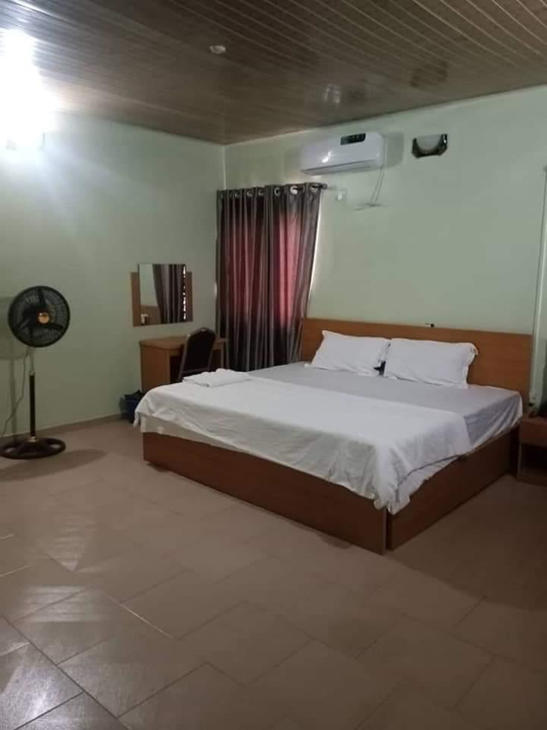 System.Collections.Generic.List`1[BluePillow.Application.SearchEngine.Dto.PhotoDto]?.ElementAt(2)?.Caption