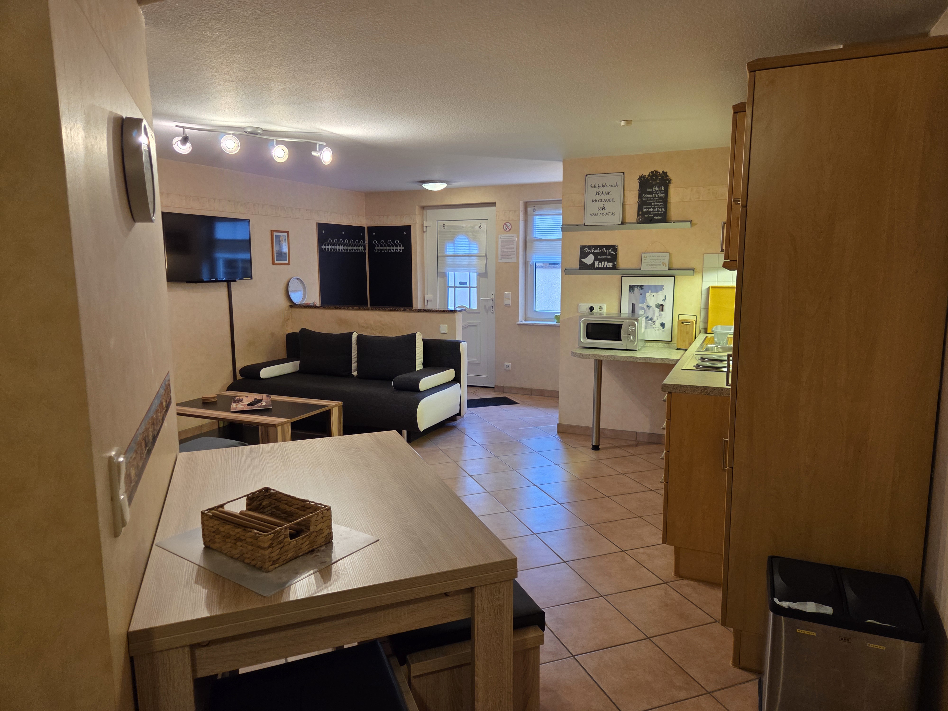 System.Collections.Generic.List`1[BluePillow.Application.SearchEngine.Dto.PhotoDto]?.ElementAt(3)?.Caption