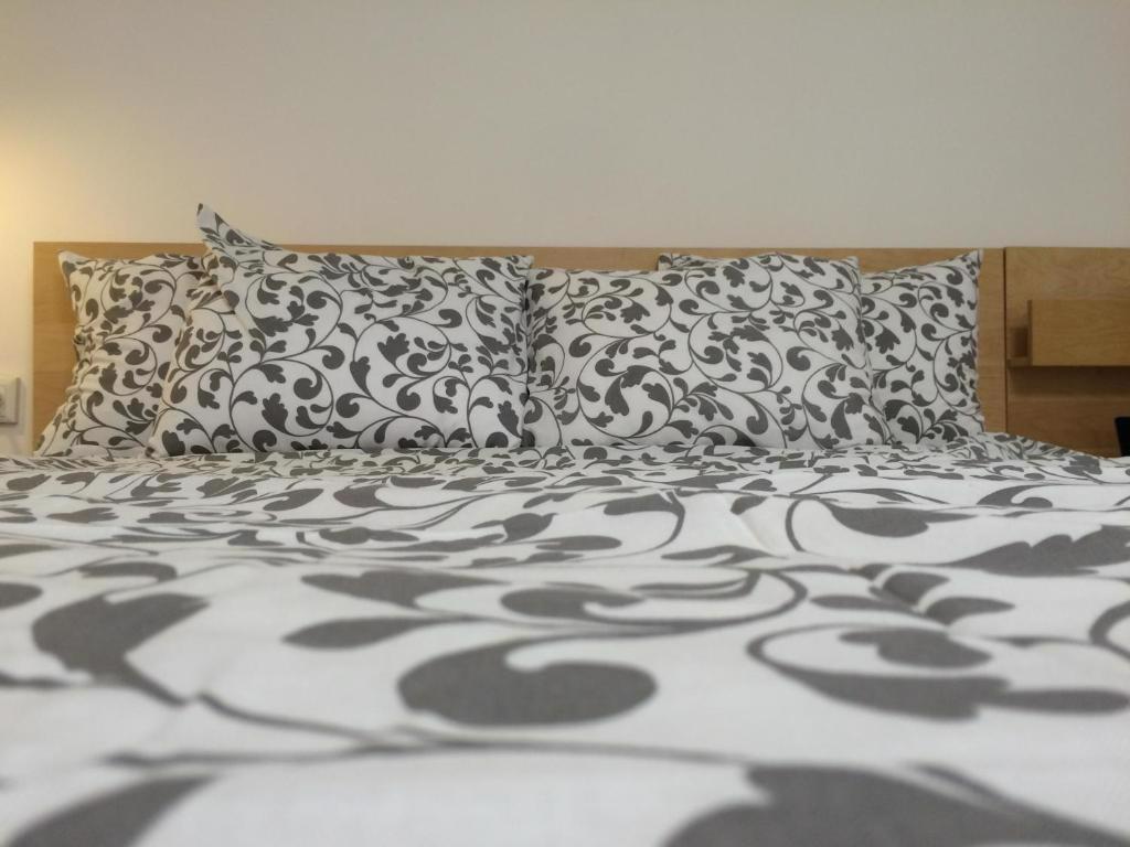 System.Collections.Generic.List`1[BluePillow.Application.SearchEngine.Dto.PhotoDto]?.ElementAt(0)?.Caption