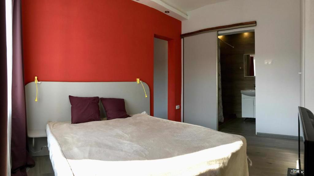 System.Collections.Generic.List`1[BluePillow.Application.SearchEngine.Dto.PhotoDto]?.ElementAt(1)?.Caption