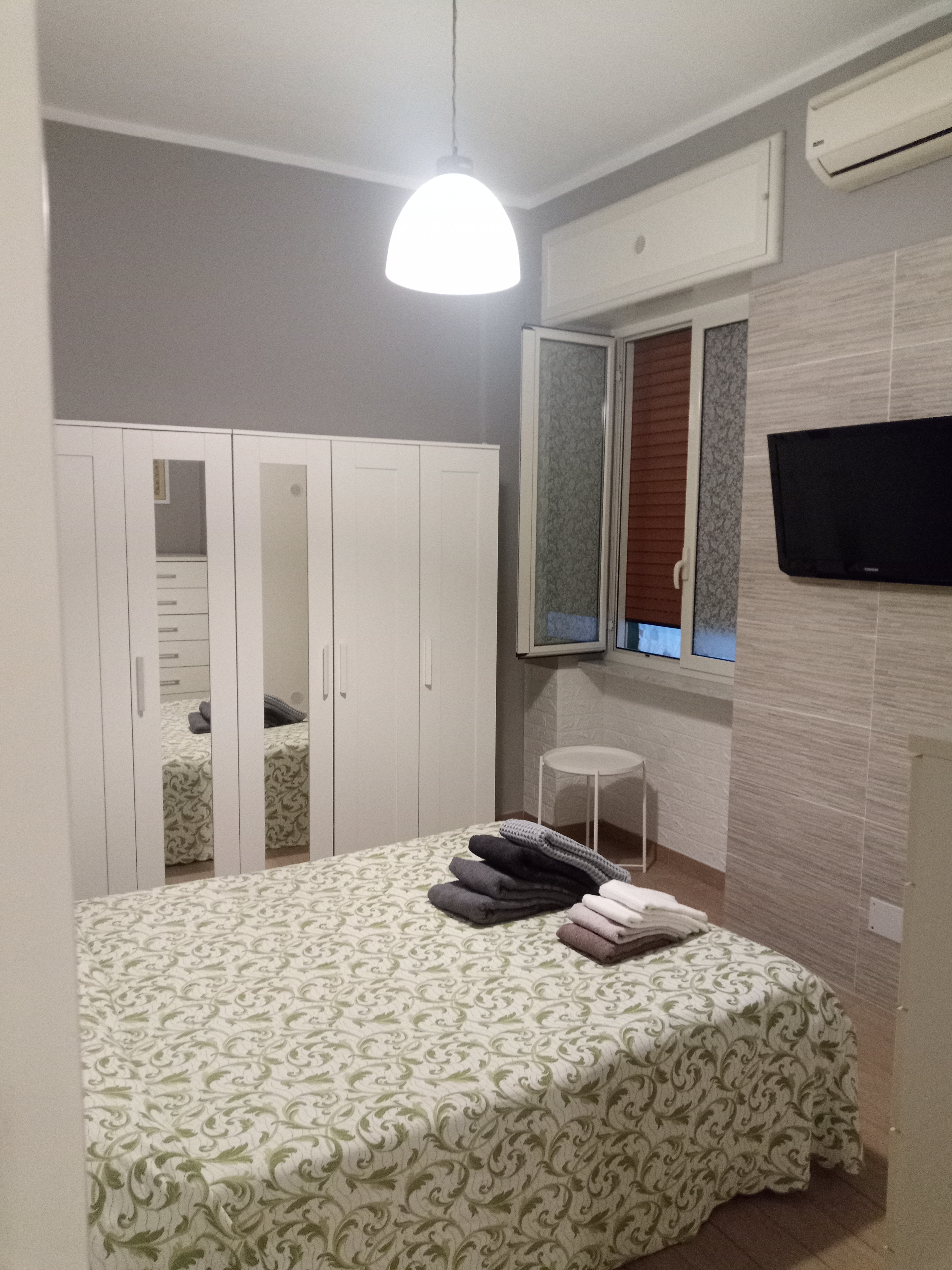 System.Collections.Generic.List`1[BluePillow.Application.SearchEngine.Dto.PhotoDto]?.ElementAt(3)?.Caption