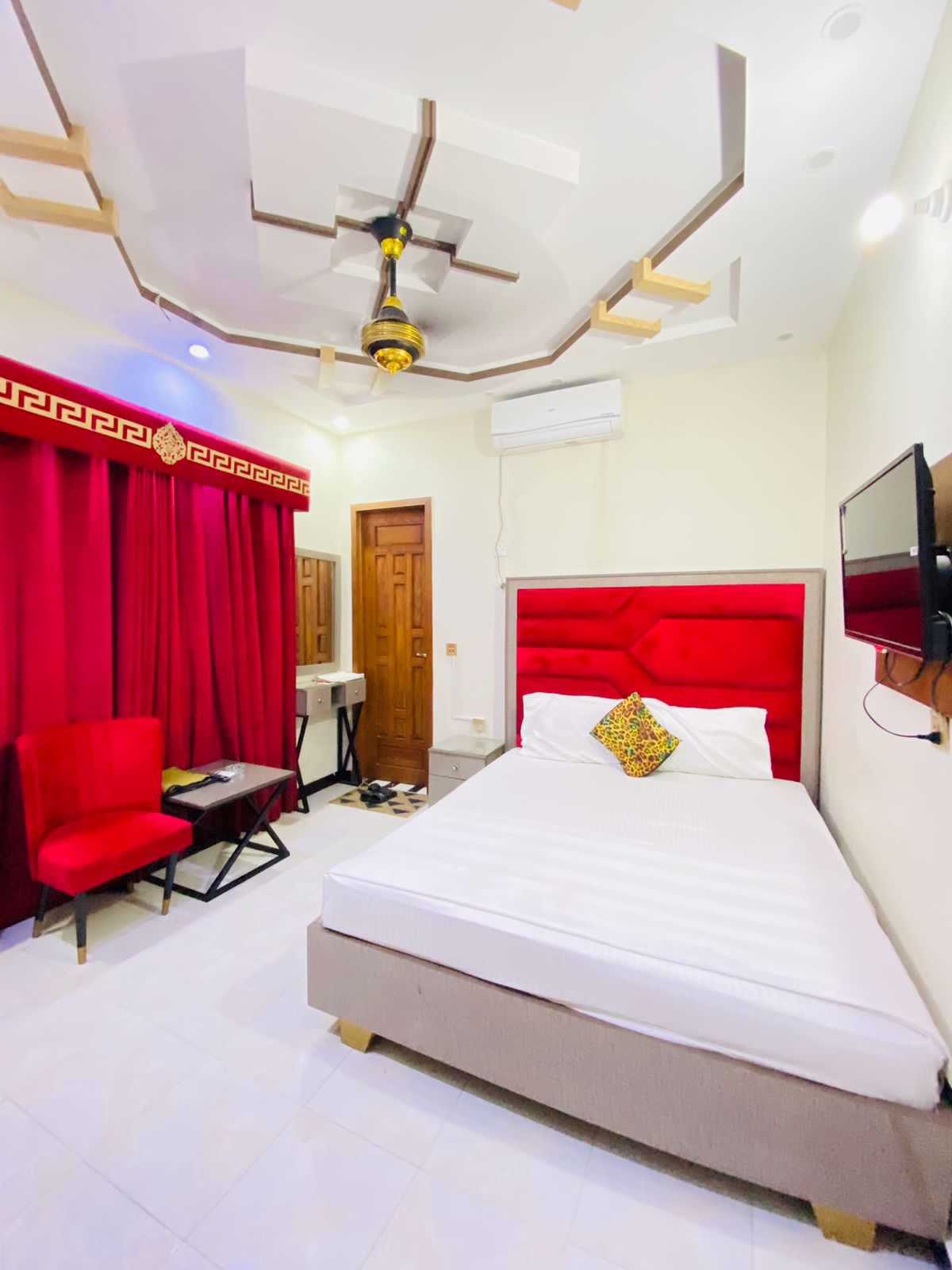 System.Collections.Generic.List`1[BluePillow.Application.SearchEngine.Dto.PhotoDto]?.ElementAt(3)?.Caption