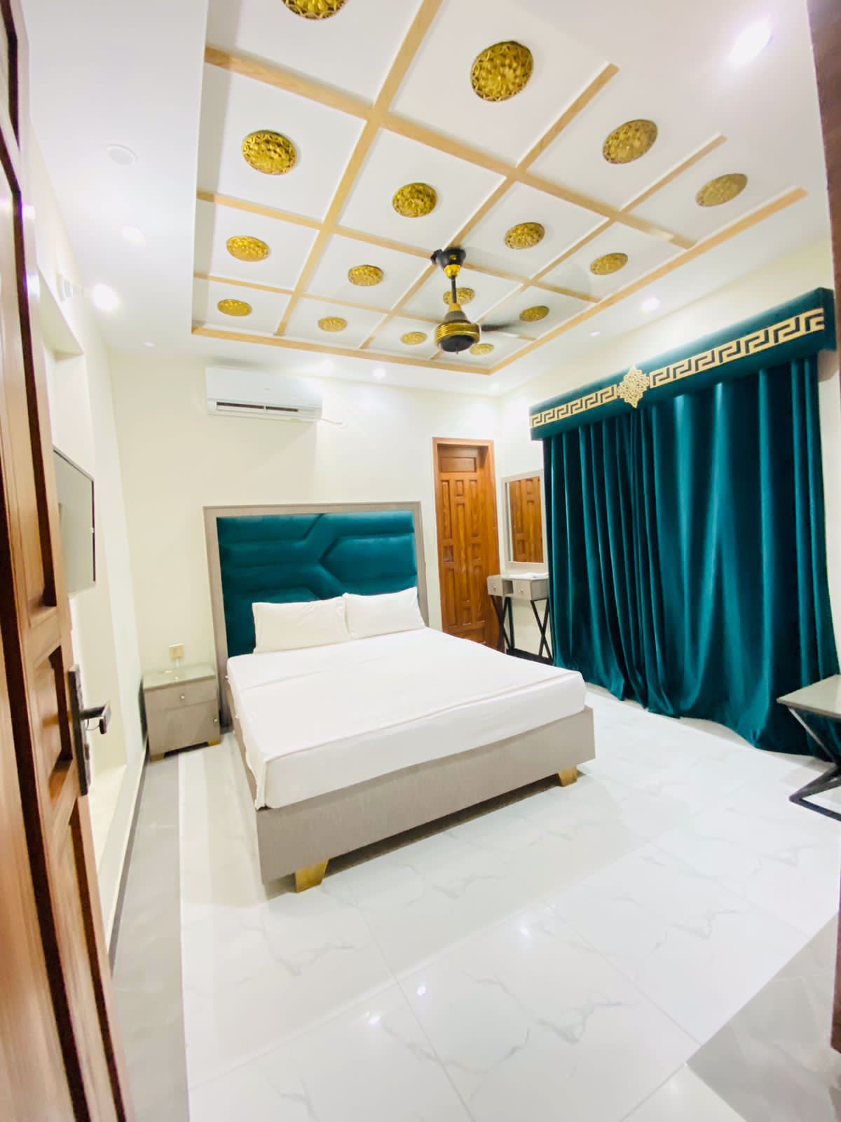 System.Collections.Generic.List`1[BluePillow.Application.SearchEngine.Dto.PhotoDto]?.ElementAt(2)?.Caption