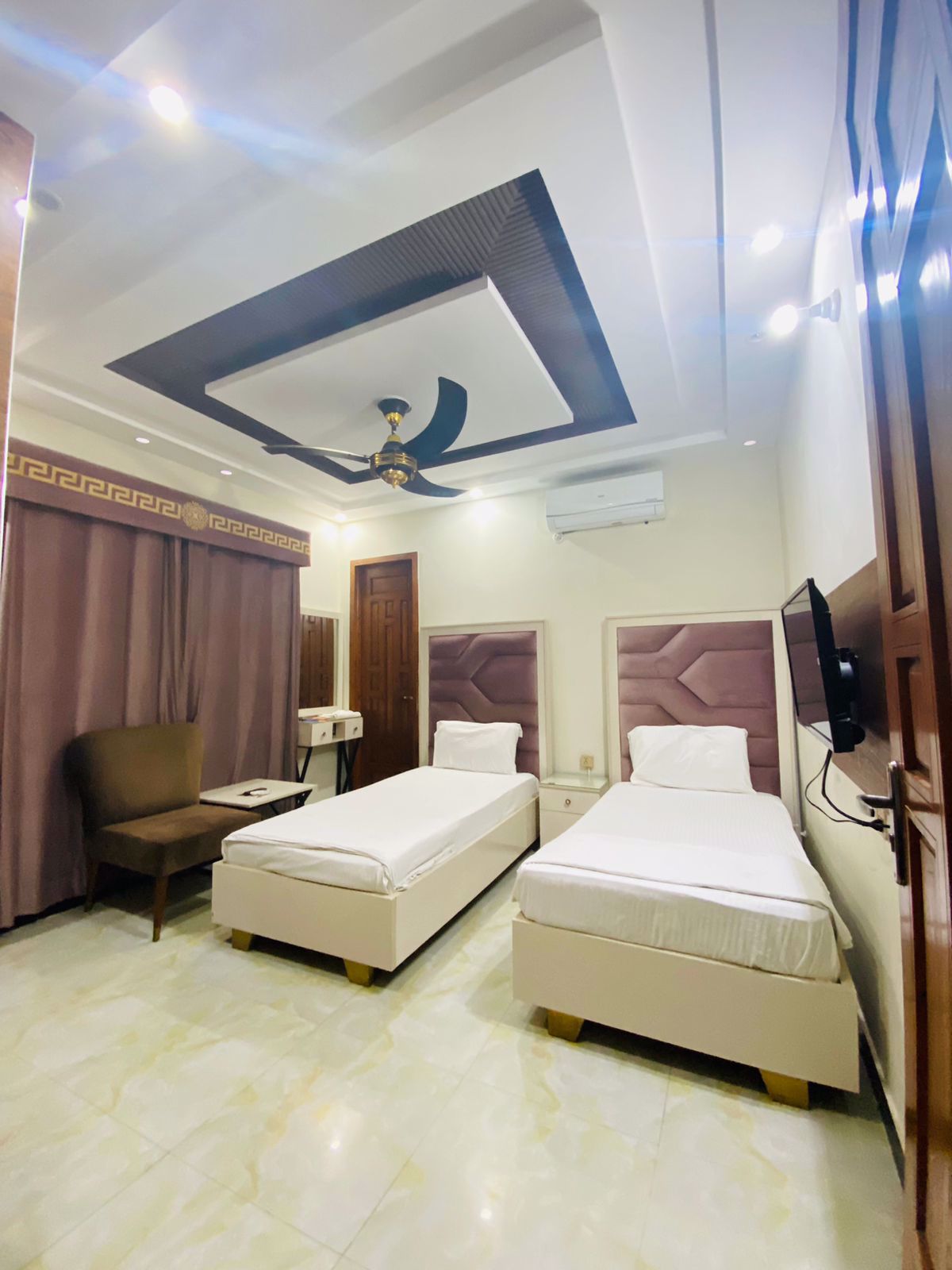 System.Collections.Generic.List`1[BluePillow.Application.SearchEngine.Dto.PhotoDto]?.ElementAt(1)?.Caption