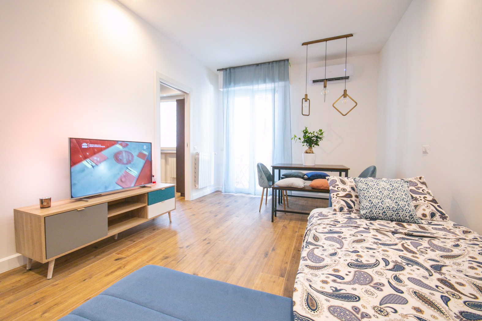 System.Collections.Generic.List`1[BluePillow.Application.SearchEngine.Dto.PhotoDto]?.ElementAt(2)?.Caption