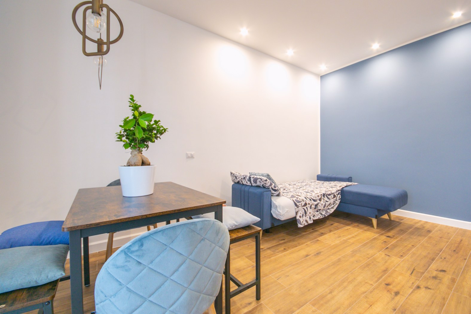 System.Collections.Generic.List`1[BluePillow.Application.SearchEngine.Dto.PhotoDto]?.ElementAt(1)?.Caption