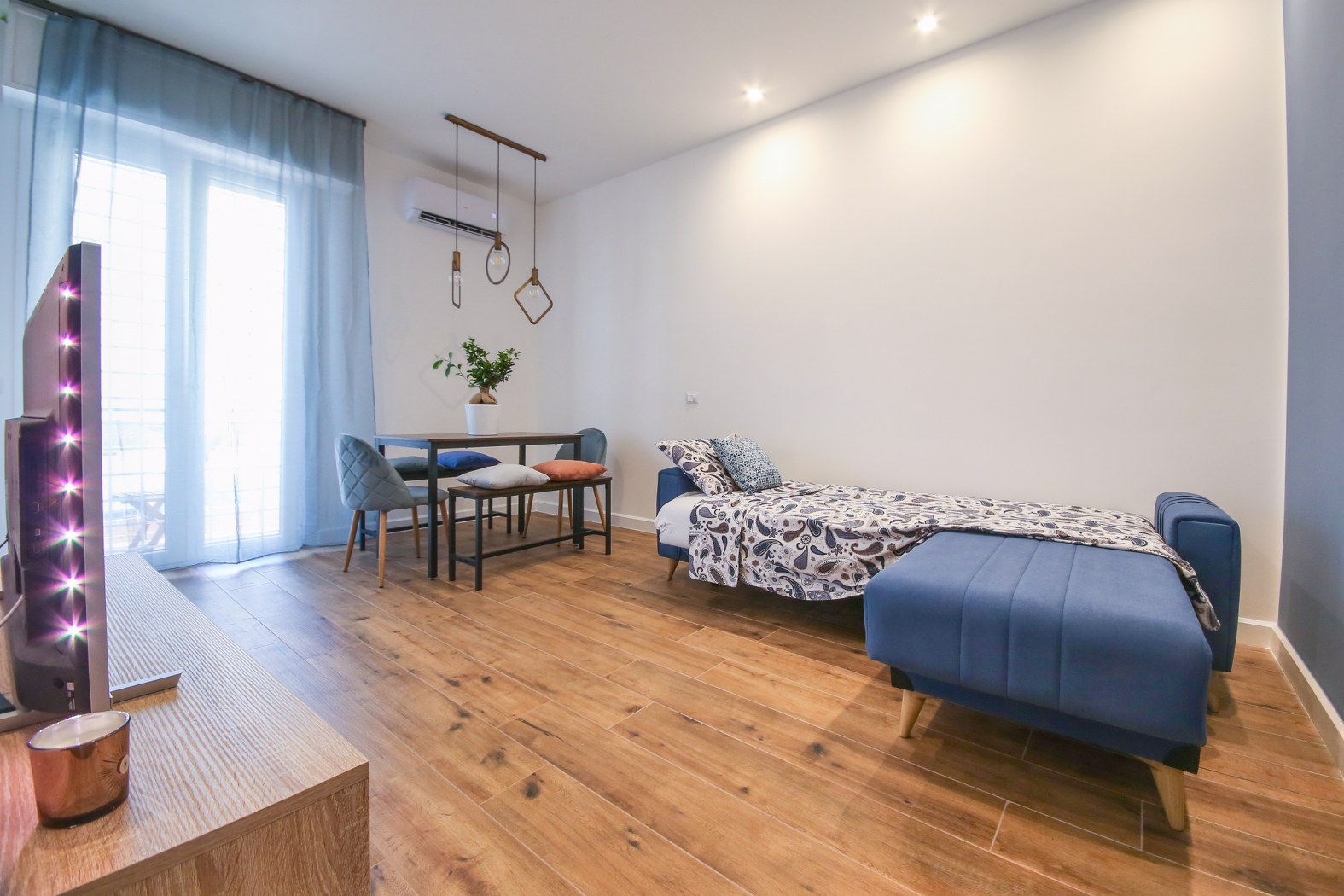 System.Collections.Generic.List`1[BluePillow.Application.SearchEngine.Dto.PhotoDto]?.ElementAt(0)?.Caption