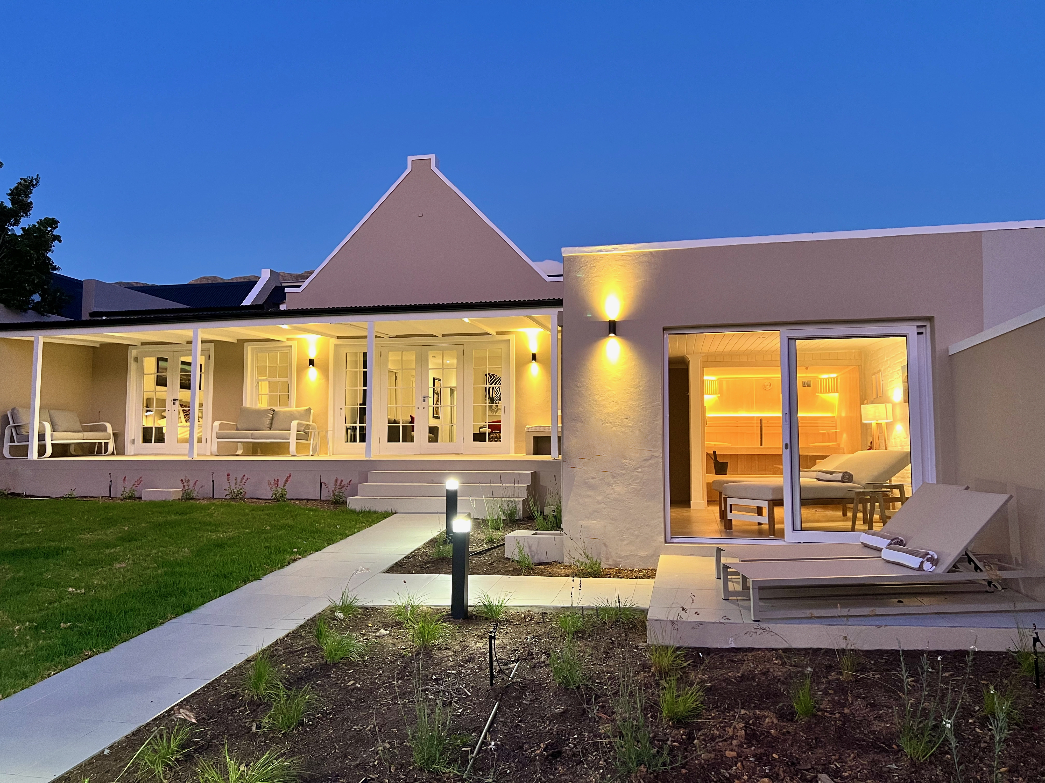 System.Collections.Generic.List`1[BluePillow.Application.SearchEngine.Dto.PhotoDto]?.ElementAt(0)?.Caption