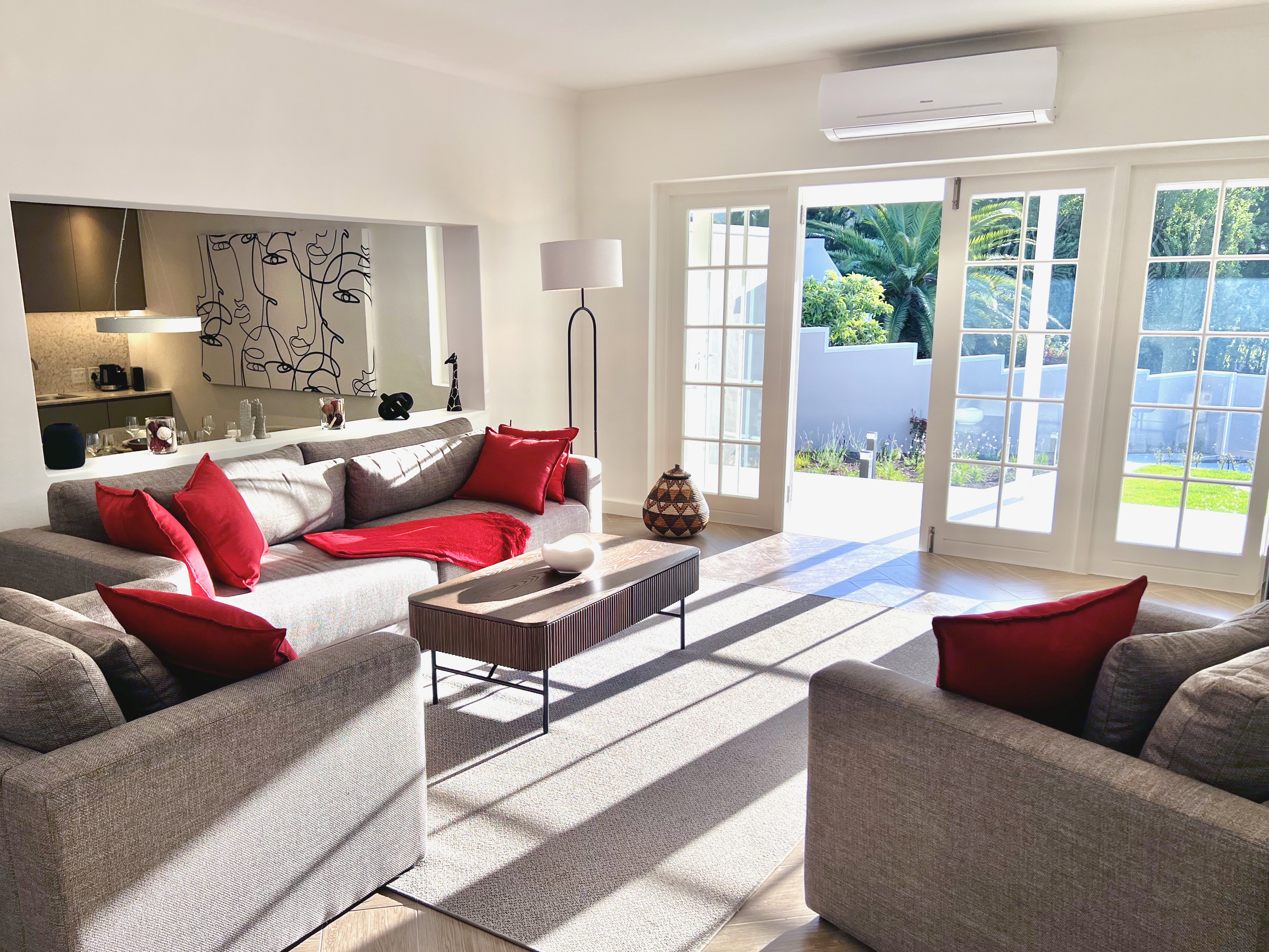 System.Collections.Generic.List`1[BluePillow.Application.SearchEngine.Dto.PhotoDto]?.ElementAt(2)?.Caption