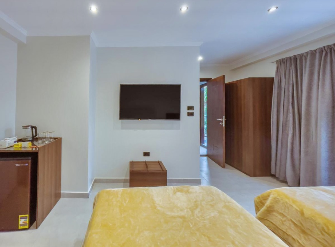 System.Collections.Generic.List`1[BluePillow.Application.SearchEngine.Dto.PhotoDto]?.ElementAt(0)?.Caption