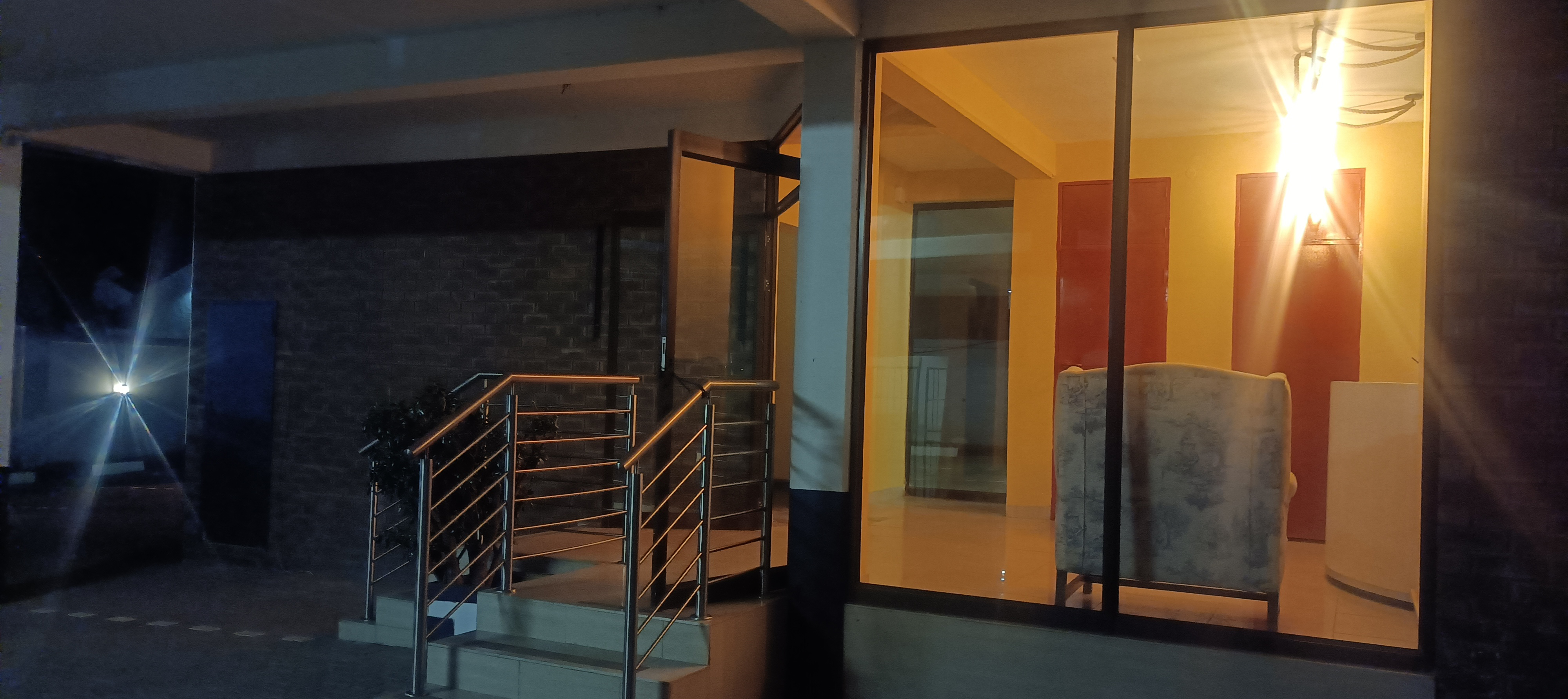 System.Collections.Generic.List`1[BluePillow.Application.SearchEngine.Dto.PhotoDto]?.ElementAt(2)?.Caption