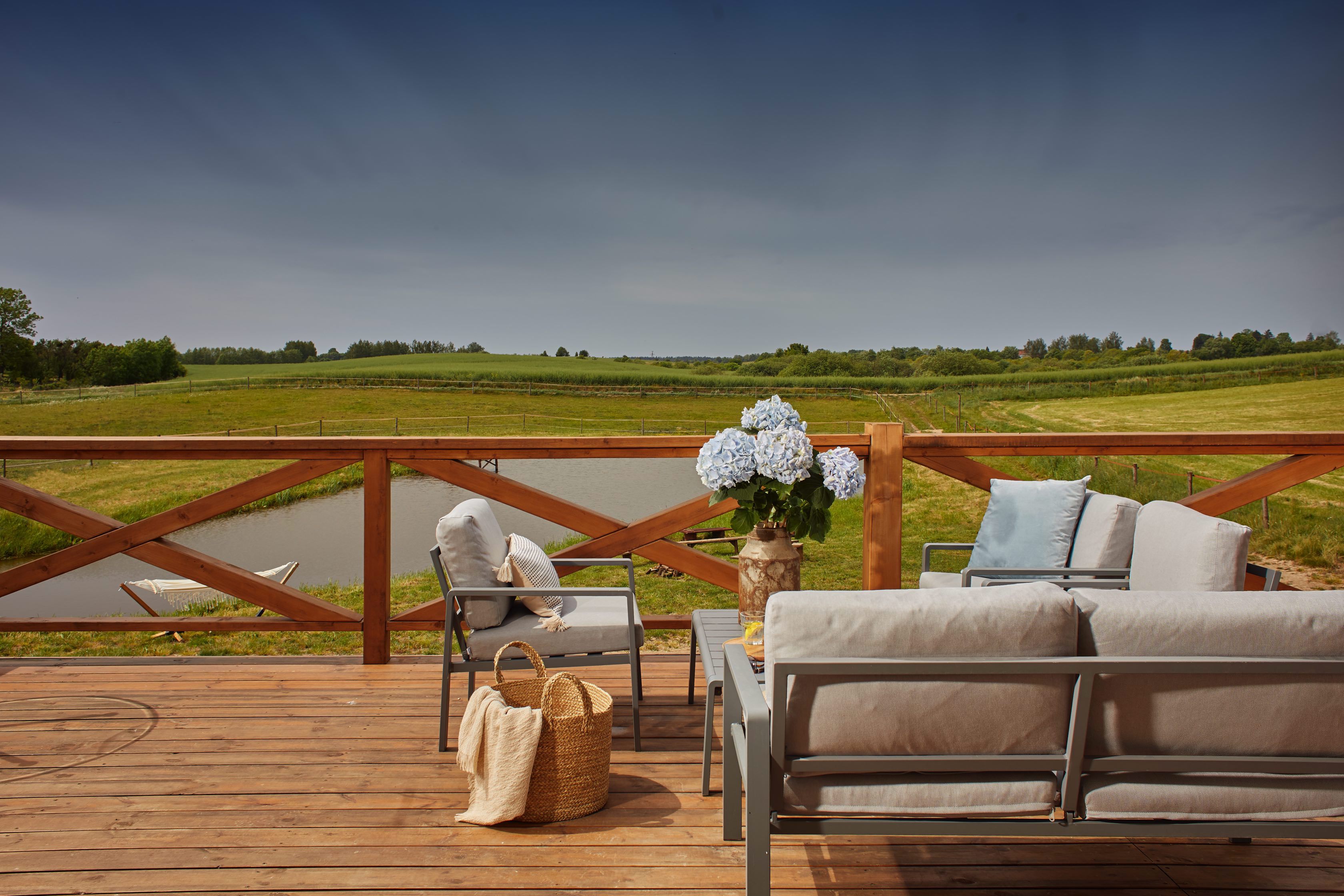 System.Collections.Generic.List`1[BluePillow.Application.SearchEngine.Dto.PhotoDto]?.ElementAt(0)?.Caption