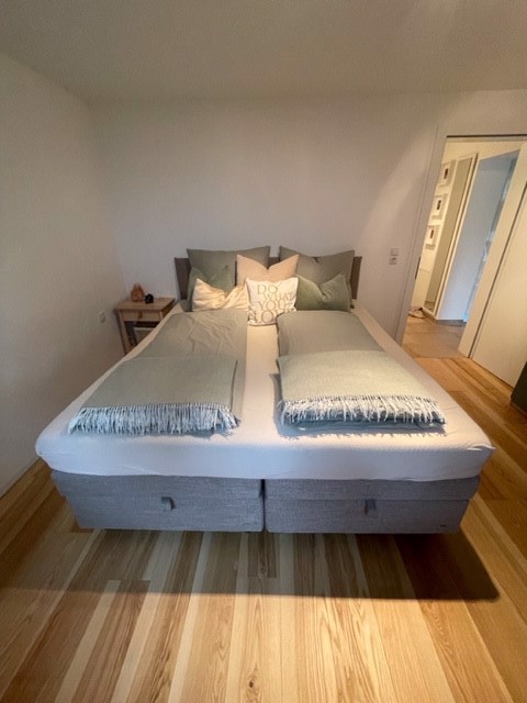 System.Collections.Generic.List`1[BluePillow.Application.SearchEngine.Dto.PhotoDto]?.ElementAt(1)?.Caption