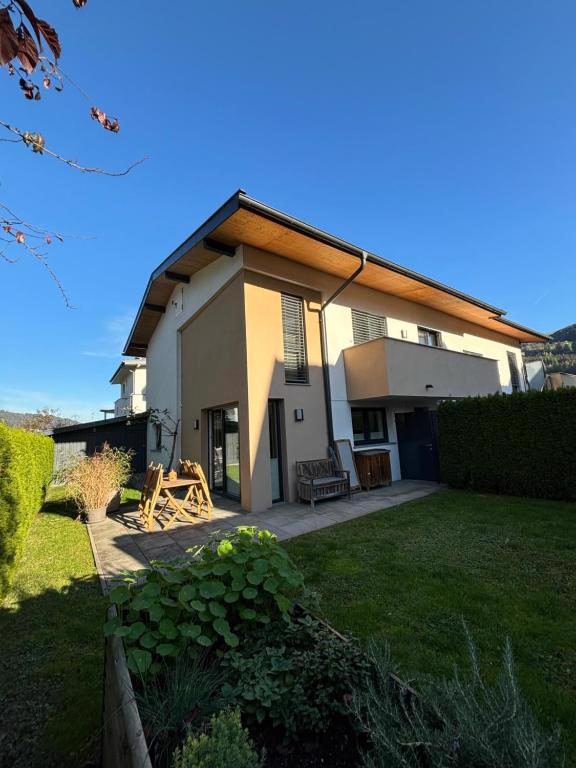 System.Collections.Generic.List`1[BluePillow.Application.SearchEngine.Dto.PhotoDto]?.ElementAt(3)?.Caption