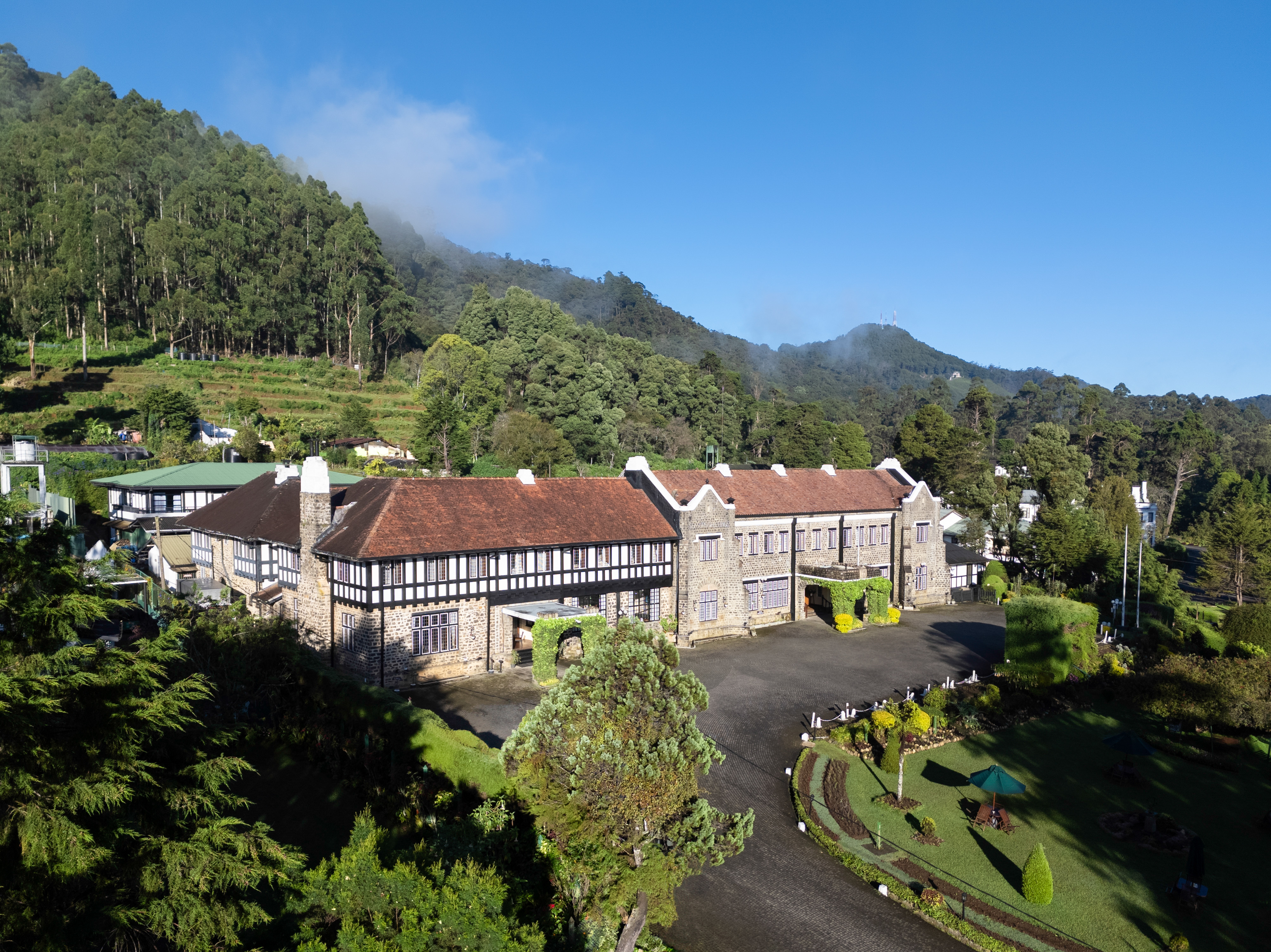 System.Collections.Generic.List`1[BluePillow.Application.SearchEngine.Dto.PhotoDto]?.ElementAt(1)?.Caption