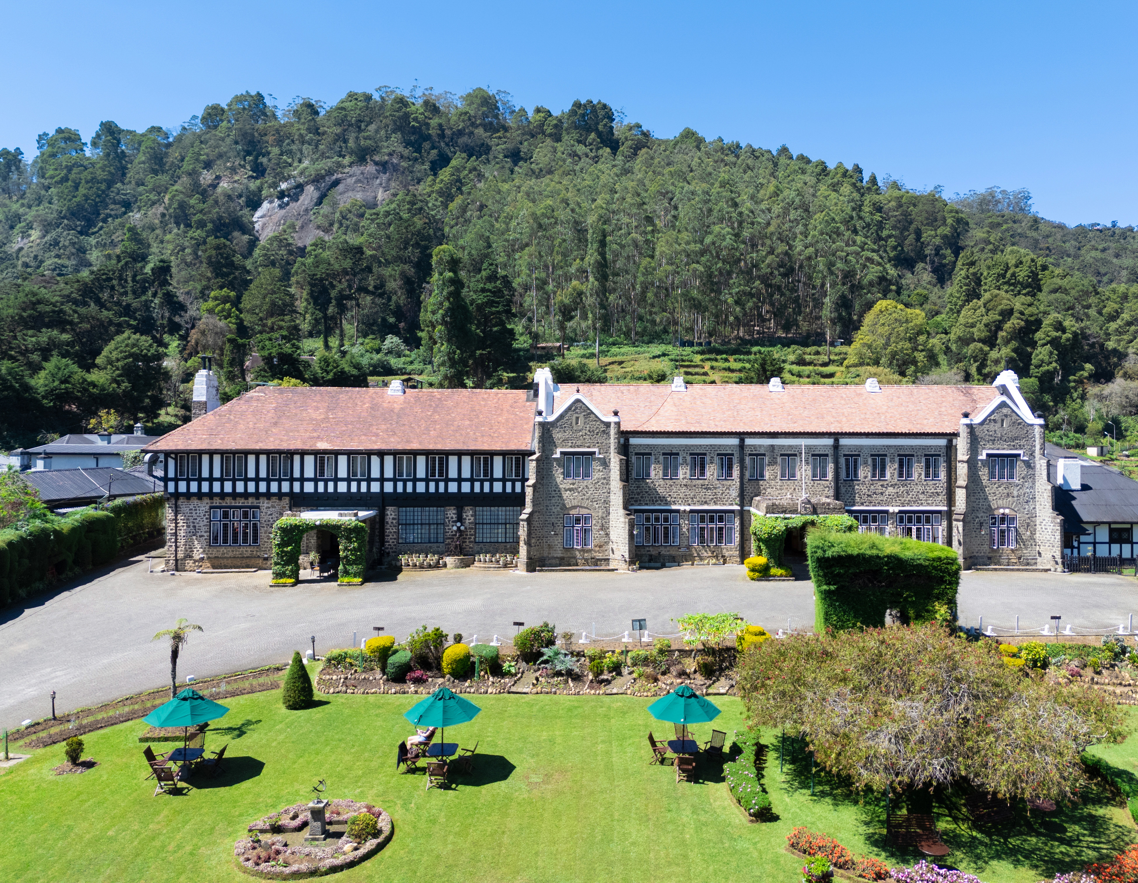 System.Collections.Generic.List`1[BluePillow.Application.SearchEngine.Dto.PhotoDto]?.ElementAt(0)?.Caption