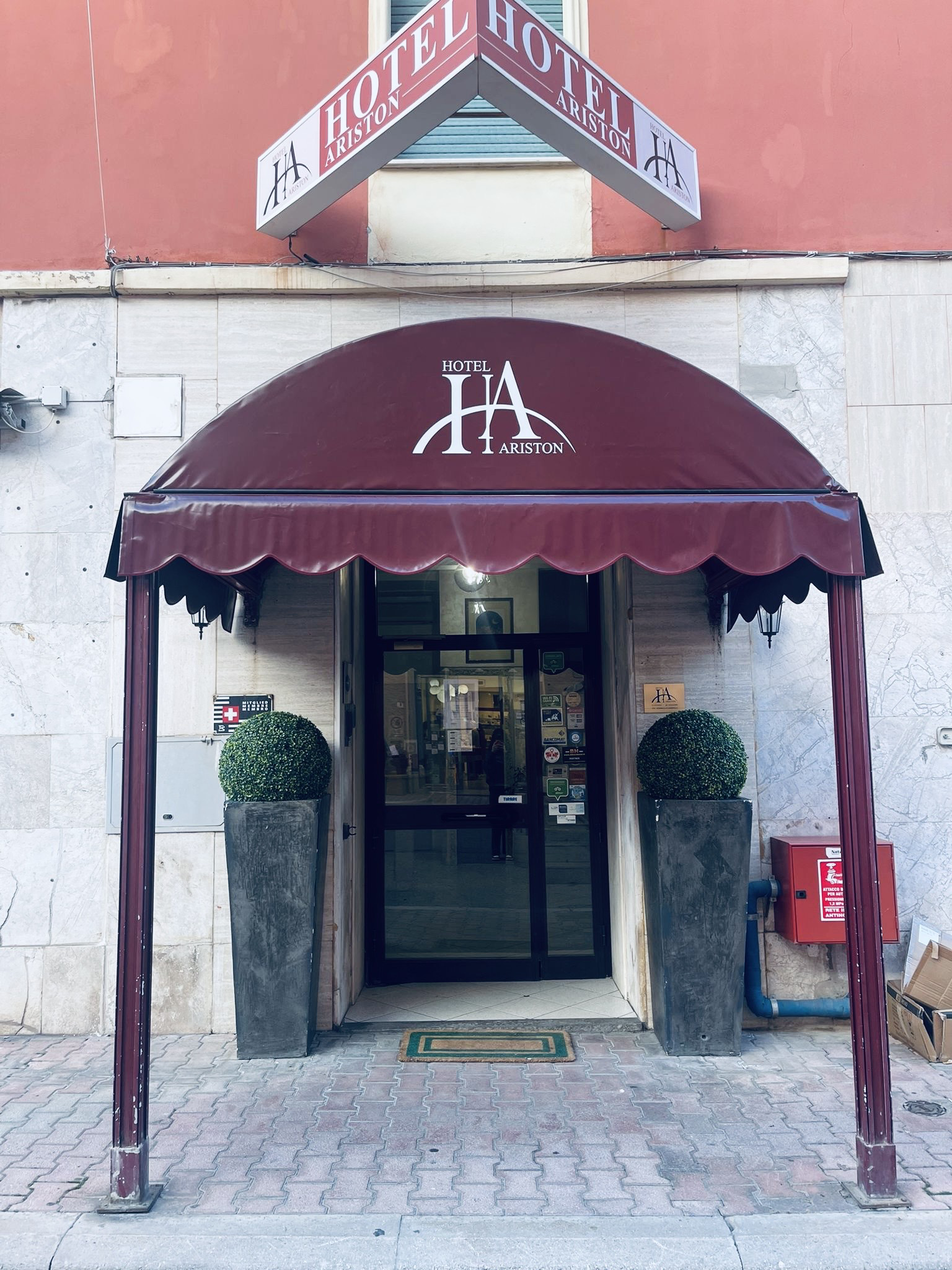 System.Collections.Generic.List`1[BluePillow.Application.SearchEngine.Dto.PhotoDto]?.ElementAt(0)?.Caption