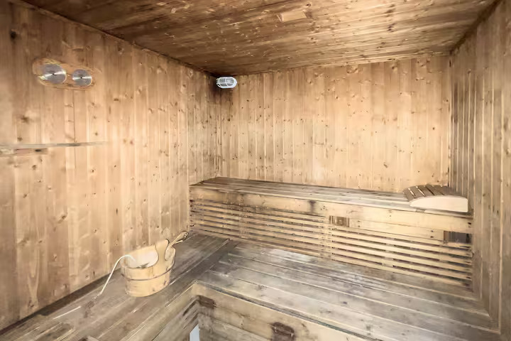 System.Collections.Generic.List`1[BluePillow.Application.SearchEngine.Dto.PhotoDto]?.ElementAt(1)?.Caption