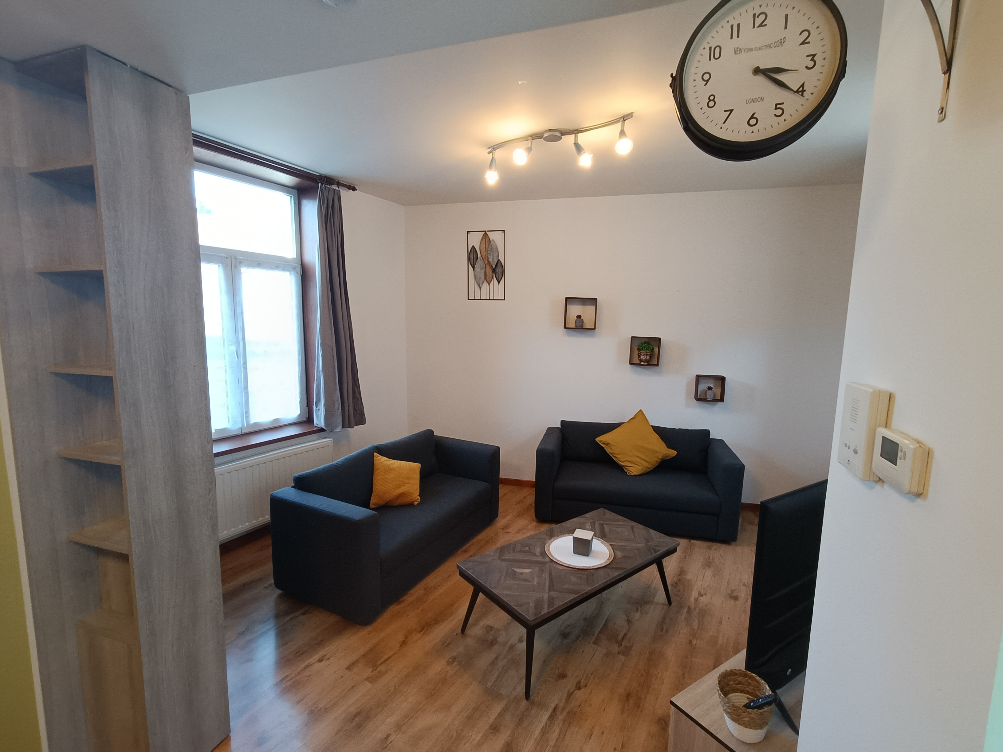 System.Collections.Generic.List`1[BluePillow.Application.SearchEngine.Dto.PhotoDto]?.ElementAt(1)?.Caption