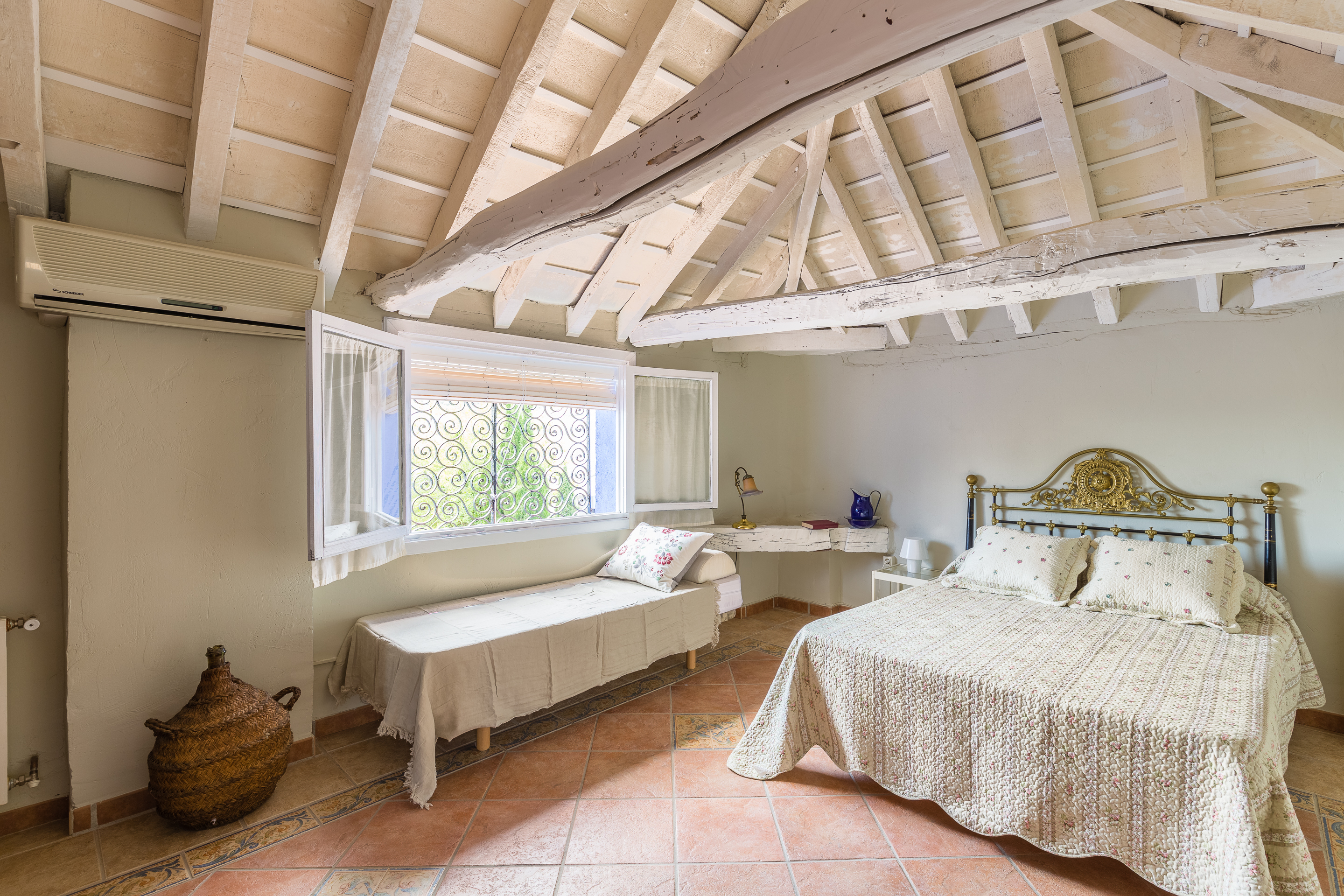 System.Collections.Generic.List`1[BluePillow.Application.SearchEngine.Dto.PhotoDto]?.ElementAt(3)?.Caption