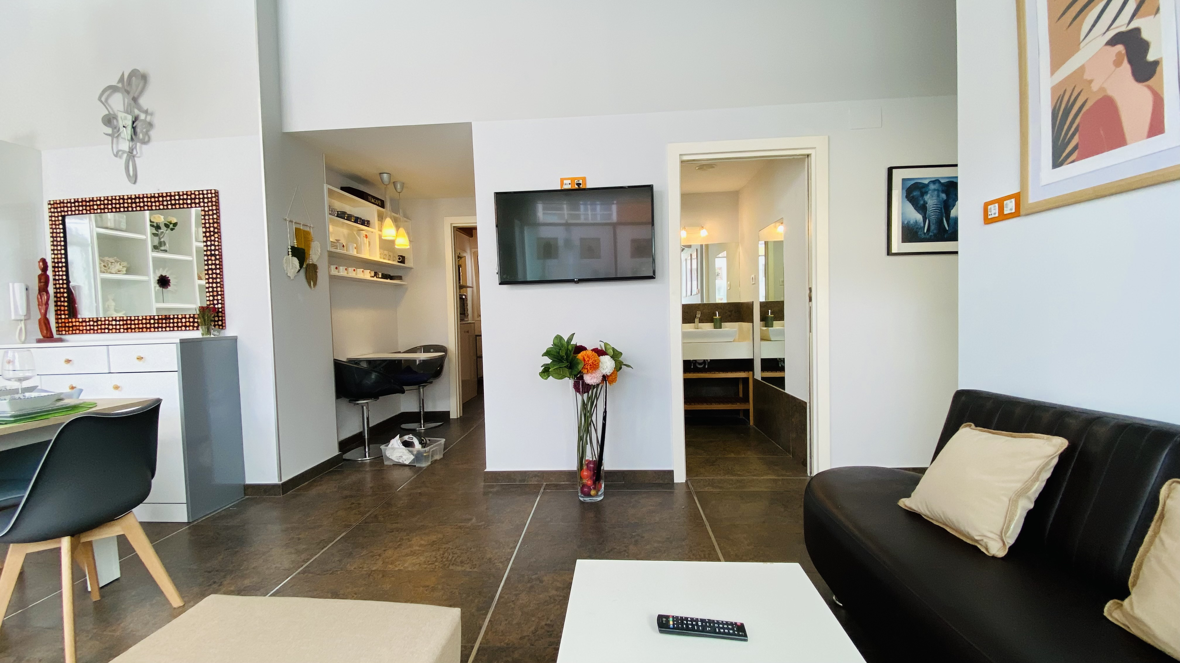 System.Collections.Generic.List`1[BluePillow.Application.SearchEngine.Dto.PhotoDto]?.ElementAt(3)?.Caption