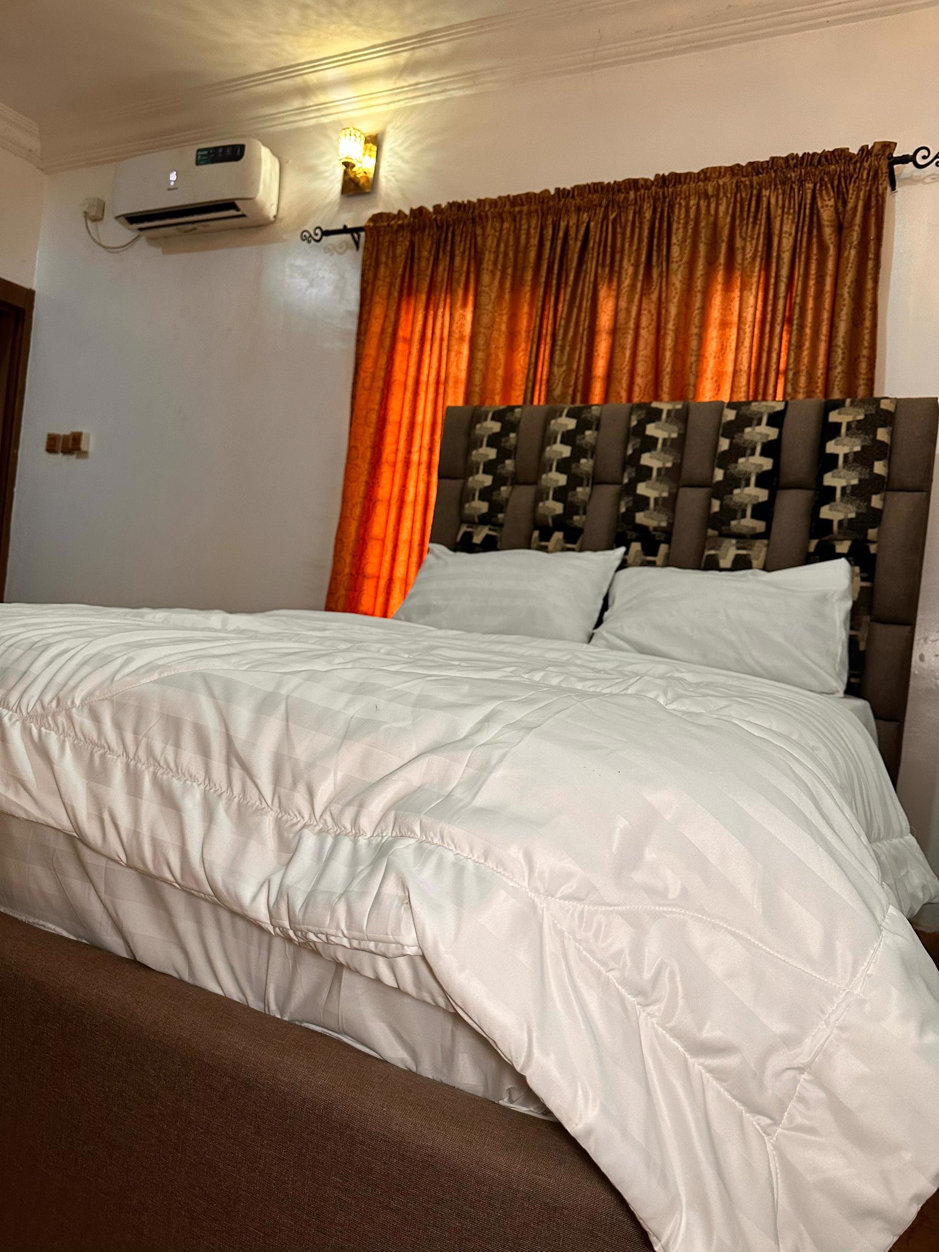 System.Collections.Generic.List`1[BluePillow.Application.SearchEngine.Dto.PhotoDto]?.ElementAt(1)?.Caption