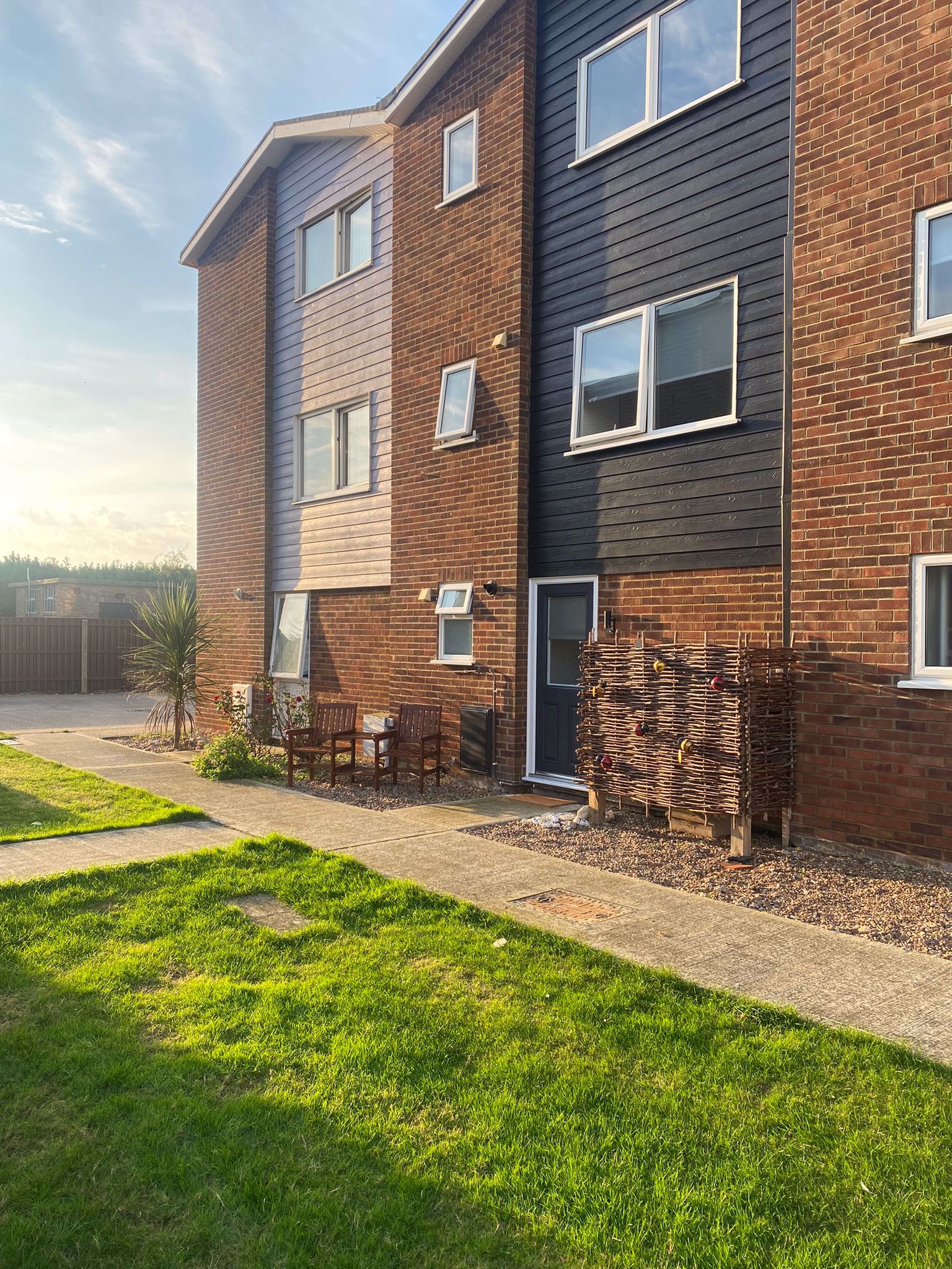 System.Collections.Generic.List`1[BluePillow.Application.SearchEngine.Dto.PhotoDto]?.ElementAt(2)?.Caption