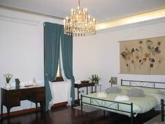 System.Collections.Generic.List`1[BluePillow.Application.SearchEngine.Dto.PhotoDto]?.ElementAt(3)?.Caption