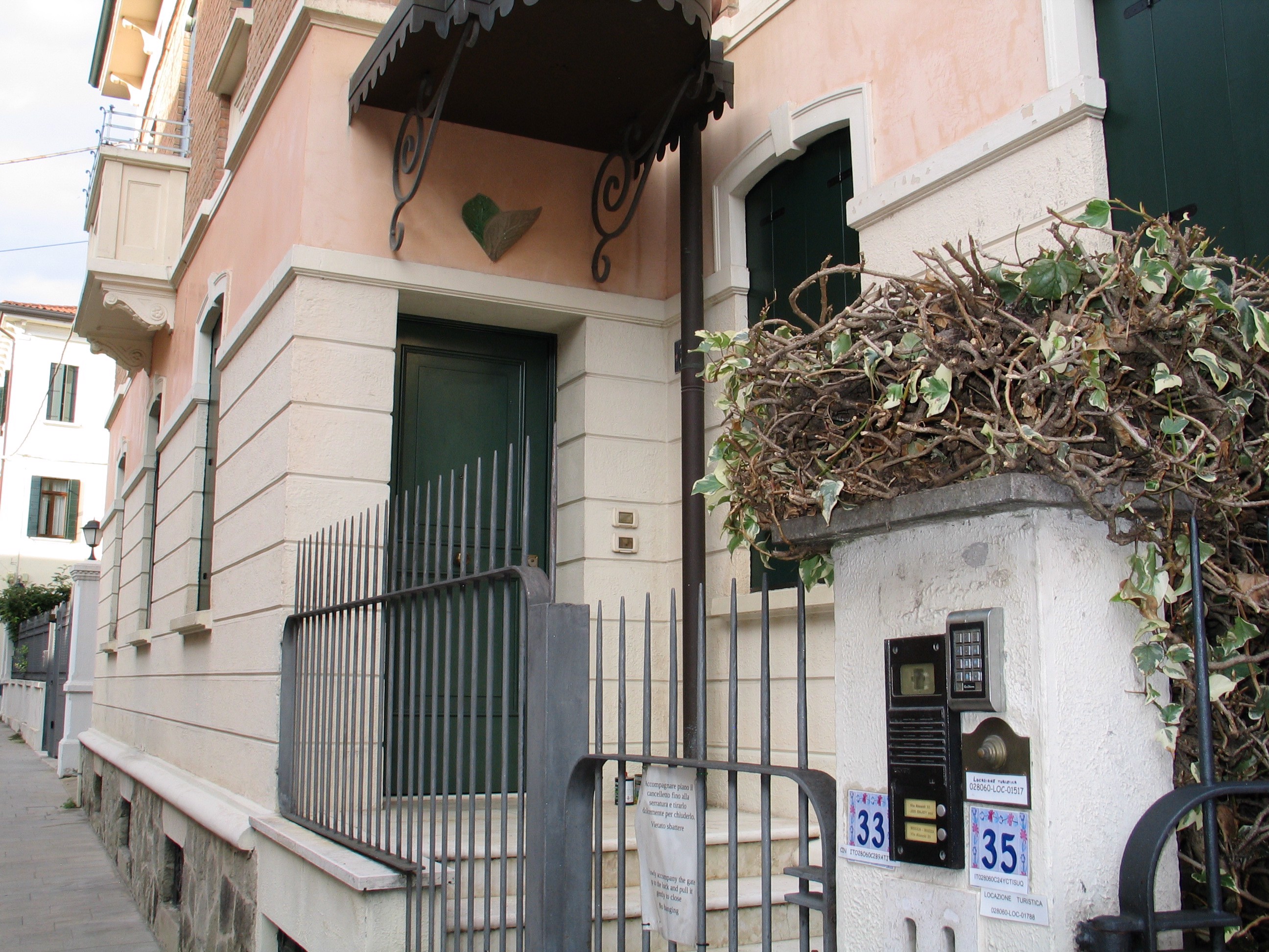 System.Collections.Generic.List`1[BluePillow.Application.SearchEngine.Dto.PhotoDto]?.ElementAt(0)?.Caption