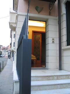 System.Collections.Generic.List`1[BluePillow.Application.SearchEngine.Dto.PhotoDto]?.ElementAt(1)?.Caption