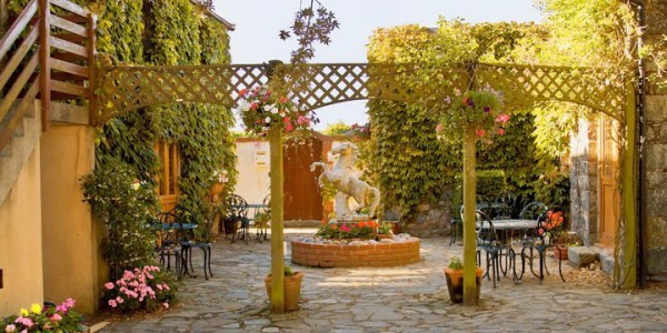 System.Collections.Generic.List`1[BluePillow.Application.SearchEngine.Dto.PhotoDto]?.ElementAt(0)?.Caption