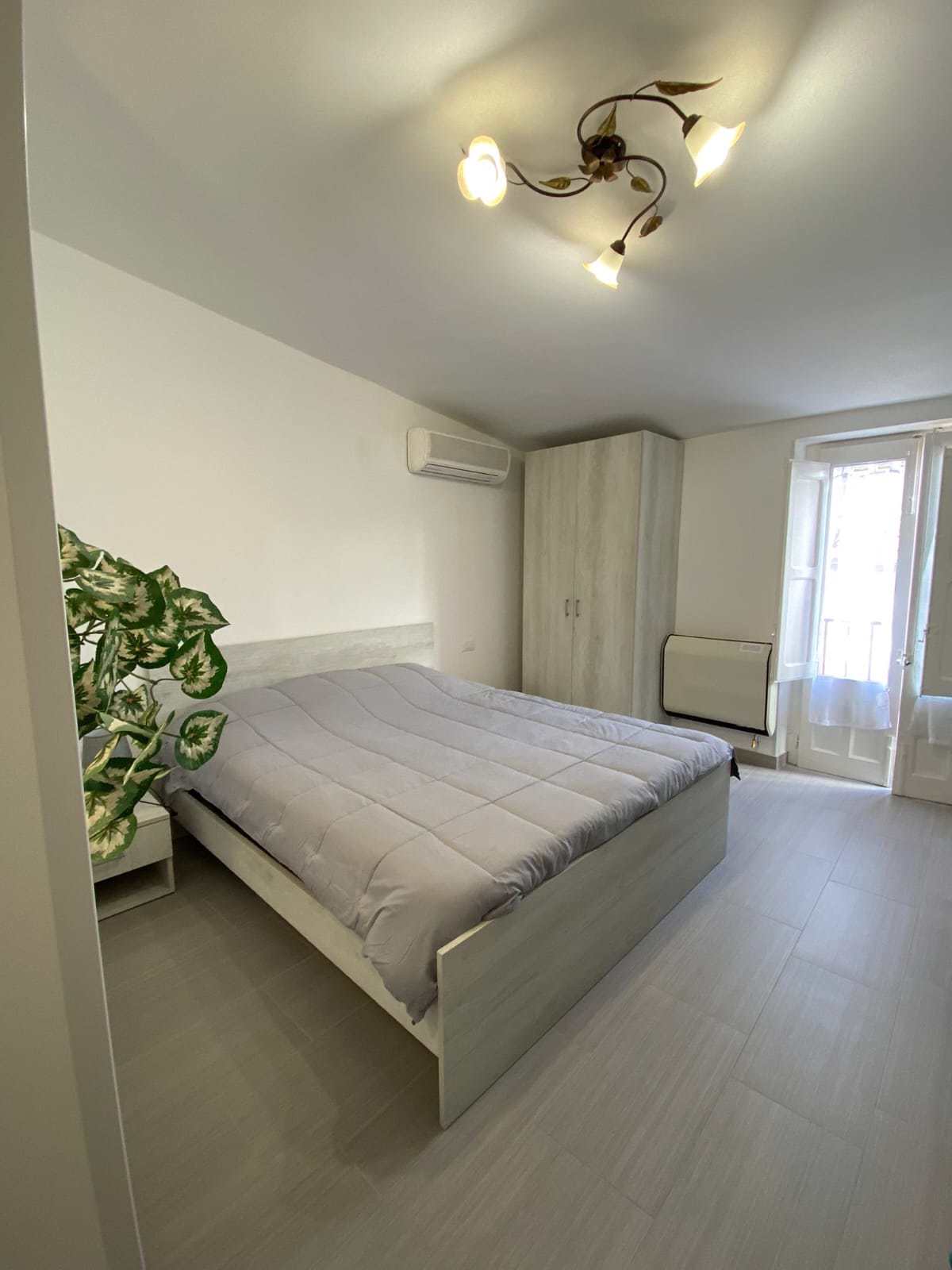 System.Collections.Generic.List`1[BluePillow.Application.SearchEngine.Dto.PhotoDto]?.ElementAt(2)?.Caption