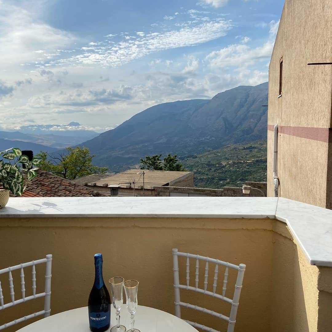 System.Collections.Generic.List`1[BluePillow.Application.SearchEngine.Dto.PhotoDto]?.ElementAt(0)?.Caption