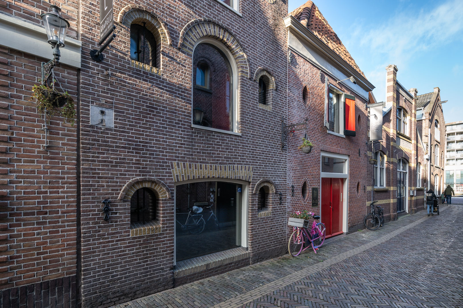 System.Collections.Generic.List`1[BluePillow.Application.SearchEngine.Dto.PhotoDto]?.ElementAt(1)?.Caption