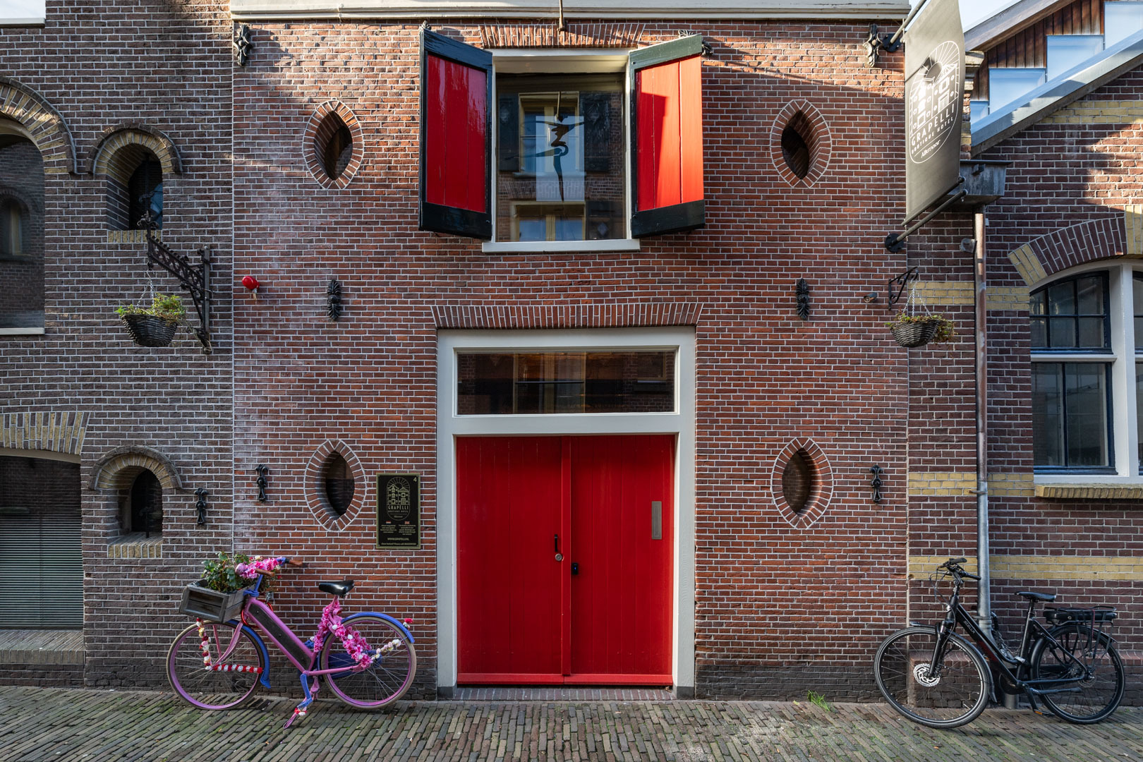 System.Collections.Generic.List`1[BluePillow.Application.SearchEngine.Dto.PhotoDto]?.ElementAt(2)?.Caption