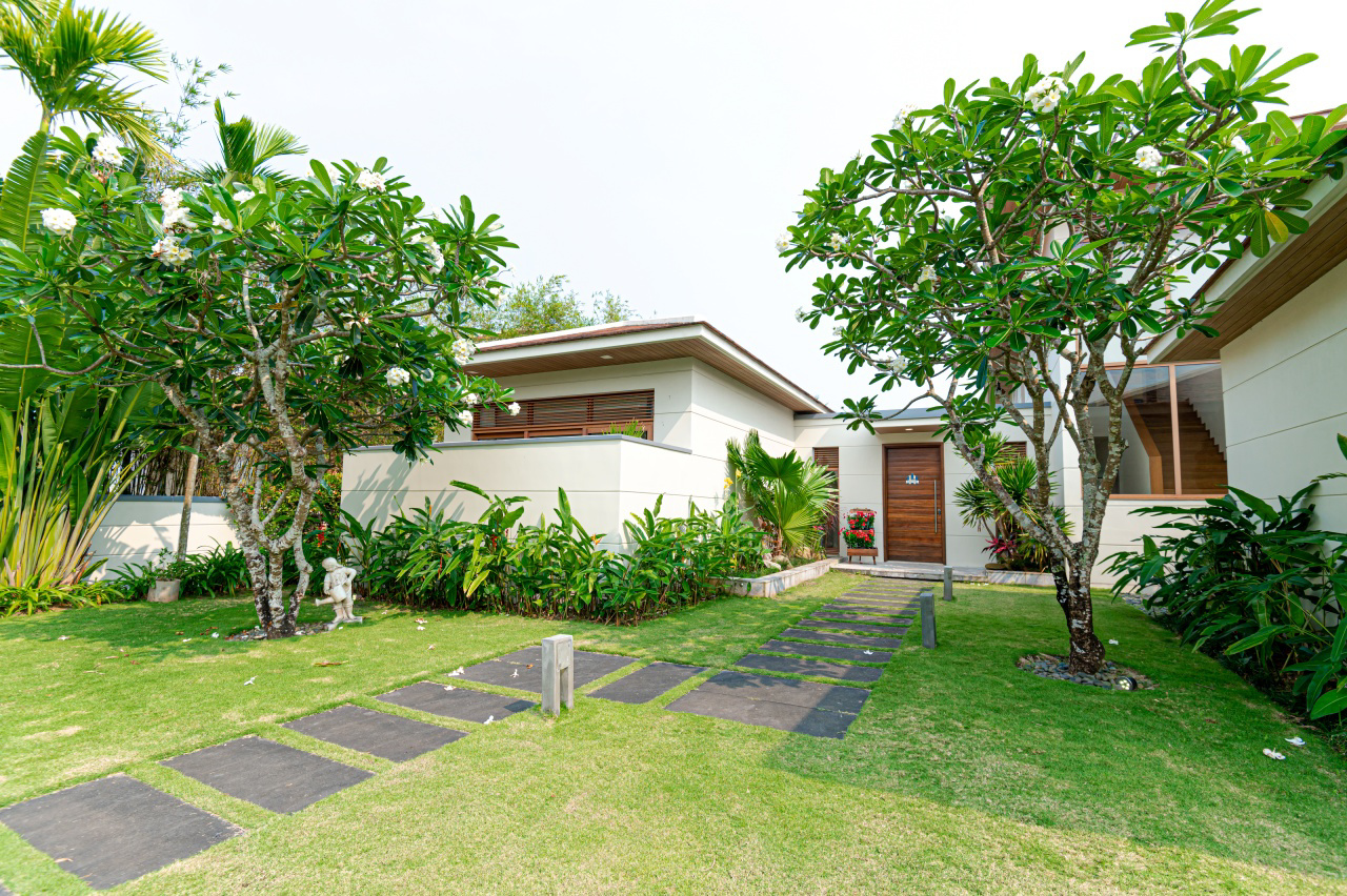 System.Collections.Generic.List`1[BluePillow.Application.SearchEngine.Dto.PhotoDto]?.ElementAt(2)?.Caption