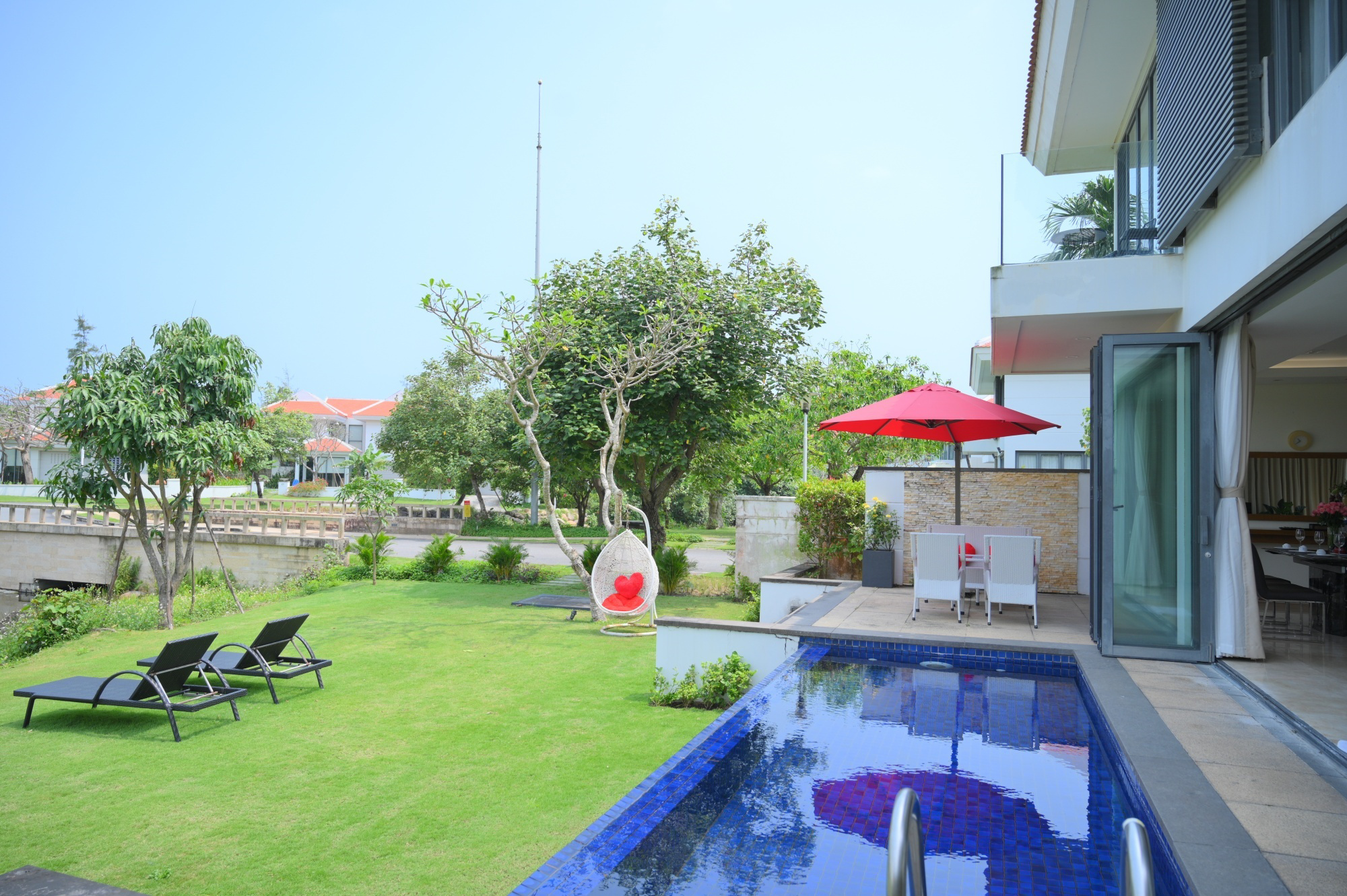 System.Collections.Generic.List`1[BluePillow.Application.SearchEngine.Dto.PhotoDto]?.ElementAt(0)?.Caption