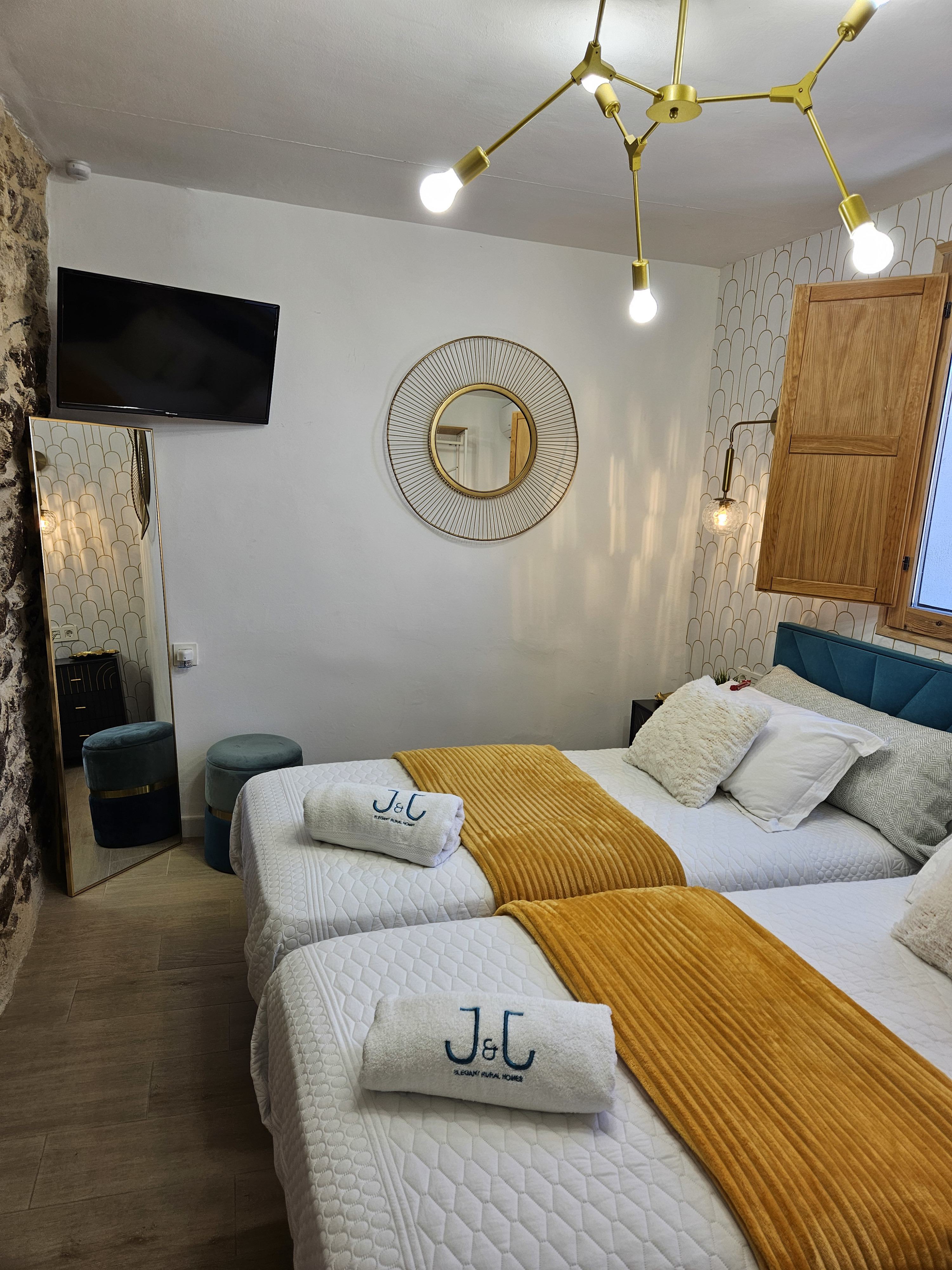 System.Collections.Generic.List`1[BluePillow.Application.SearchEngine.Dto.PhotoDto]?.ElementAt(3)?.Caption