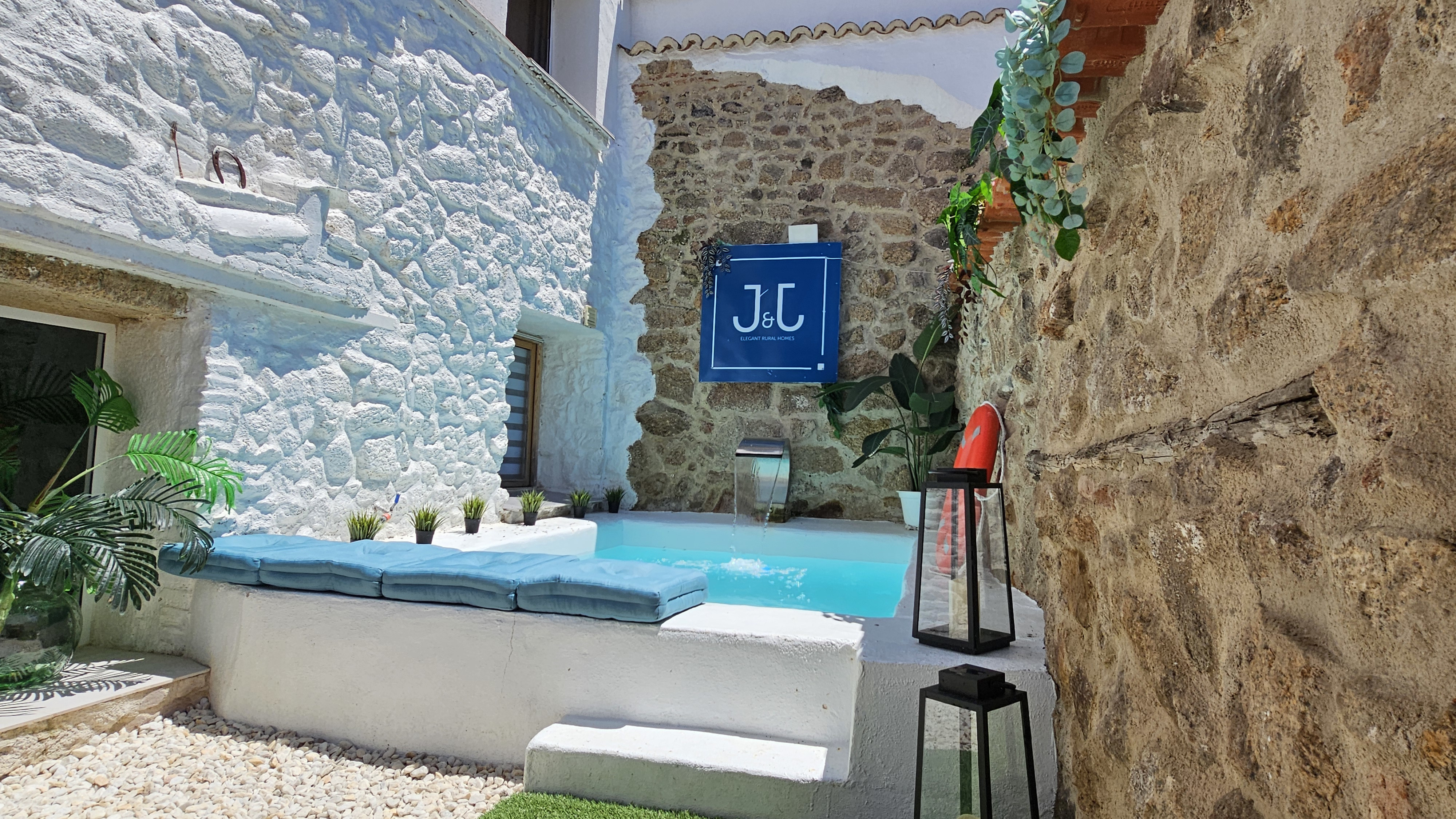 System.Collections.Generic.List`1[BluePillow.Application.SearchEngine.Dto.PhotoDto]?.ElementAt(1)?.Caption