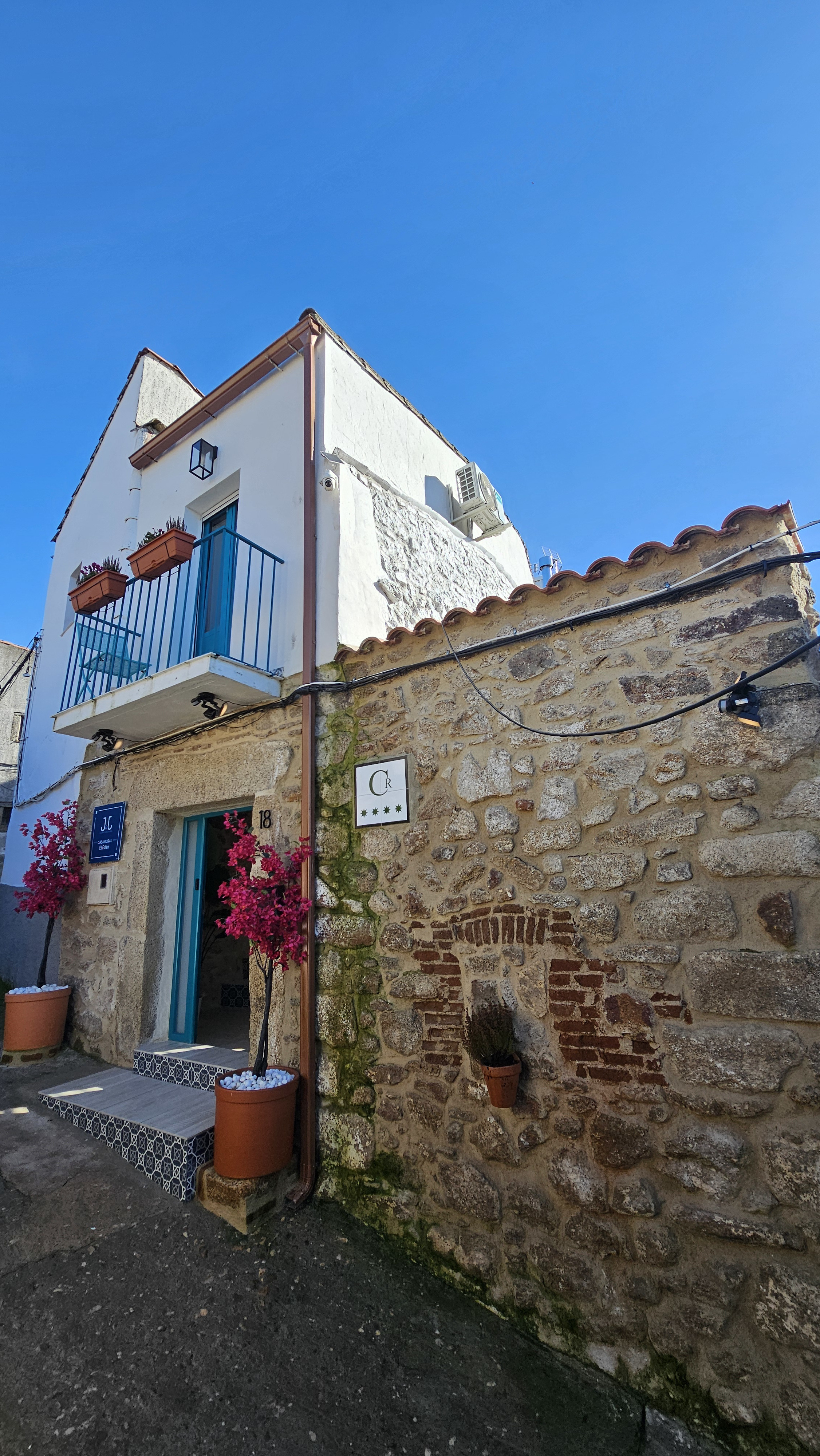 System.Collections.Generic.List`1[BluePillow.Application.SearchEngine.Dto.PhotoDto]?.ElementAt(2)?.Caption