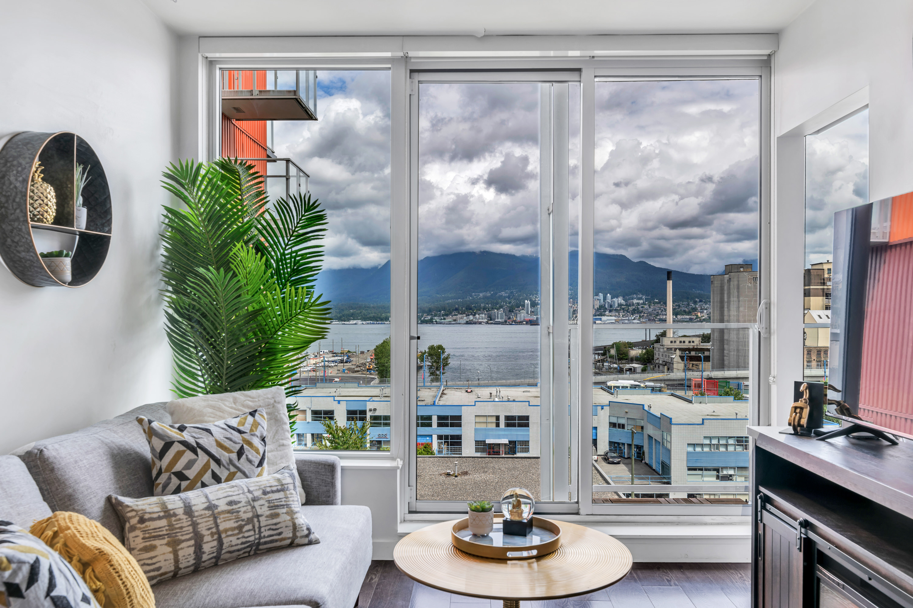 System.Collections.Generic.List`1[BluePillow.Application.SearchEngine.Dto.PhotoDto]?.ElementAt(0)?.Caption