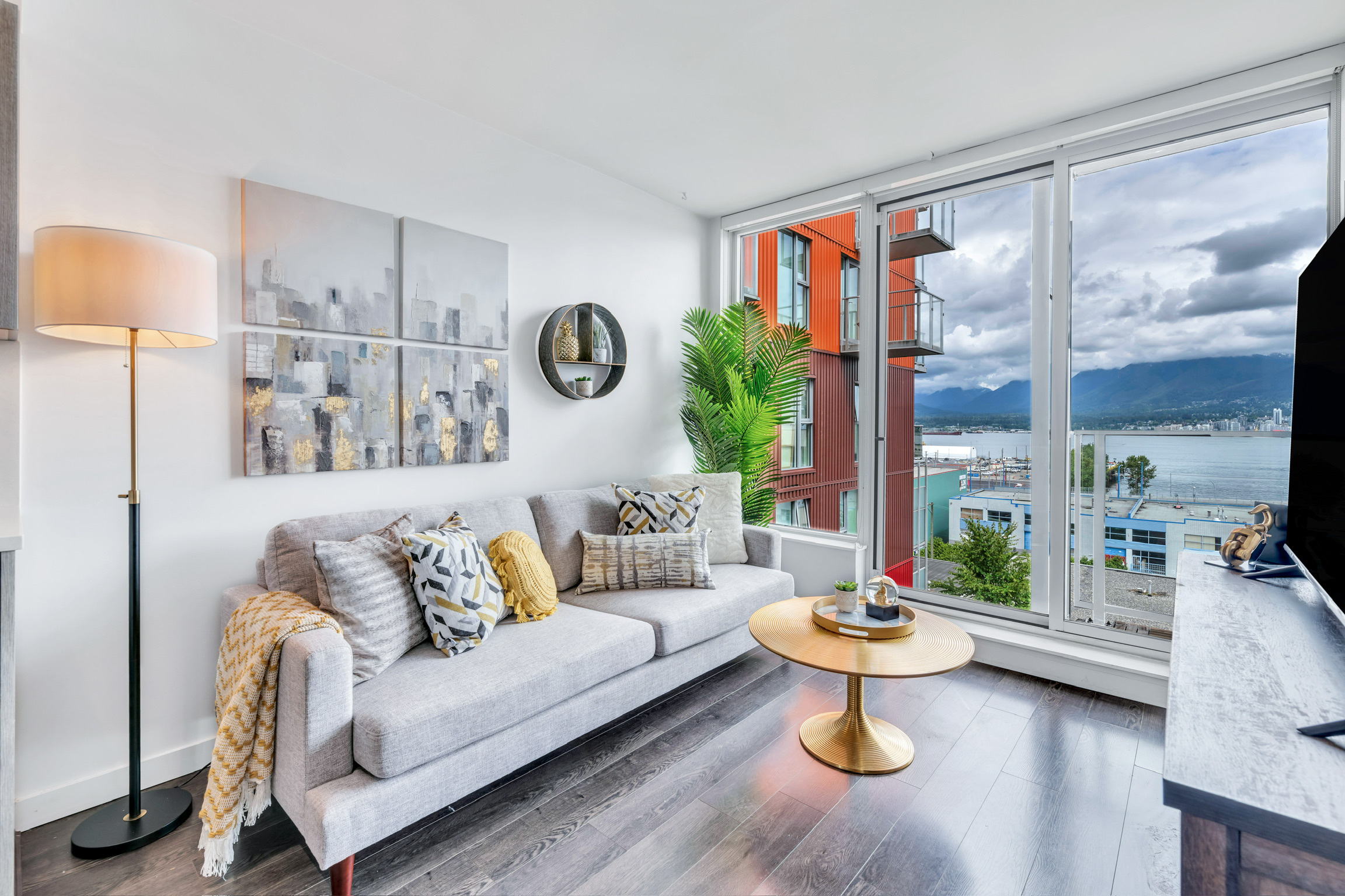 System.Collections.Generic.List`1[BluePillow.Application.SearchEngine.Dto.PhotoDto]?.ElementAt(1)?.Caption