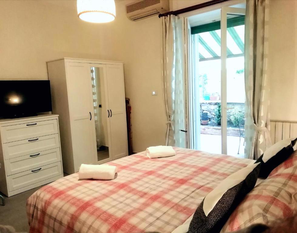 System.Collections.Generic.List`1[BluePillow.Application.SearchEngine.Dto.PhotoDto]?.ElementAt(0)?.Caption