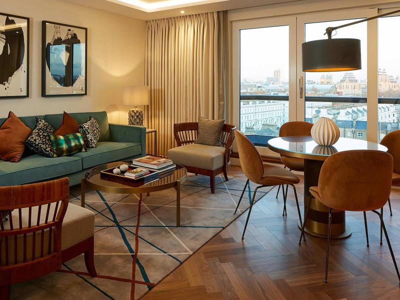 System.Collections.Generic.List`1[BluePillow.Application.SearchEngine.Dto.PhotoDto]?.ElementAt(2)?.Caption