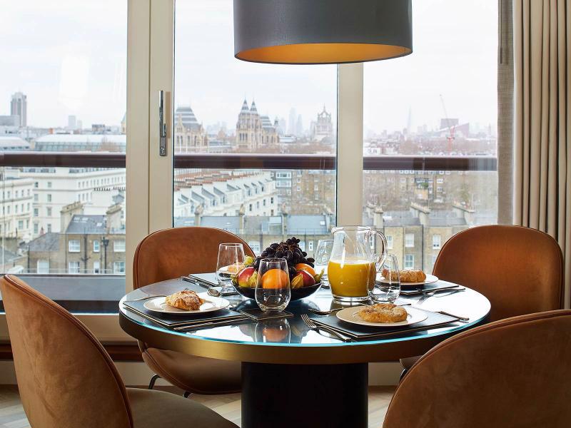 System.Collections.Generic.List`1[BluePillow.Application.SearchEngine.Dto.PhotoDto]?.ElementAt(1)?.Caption